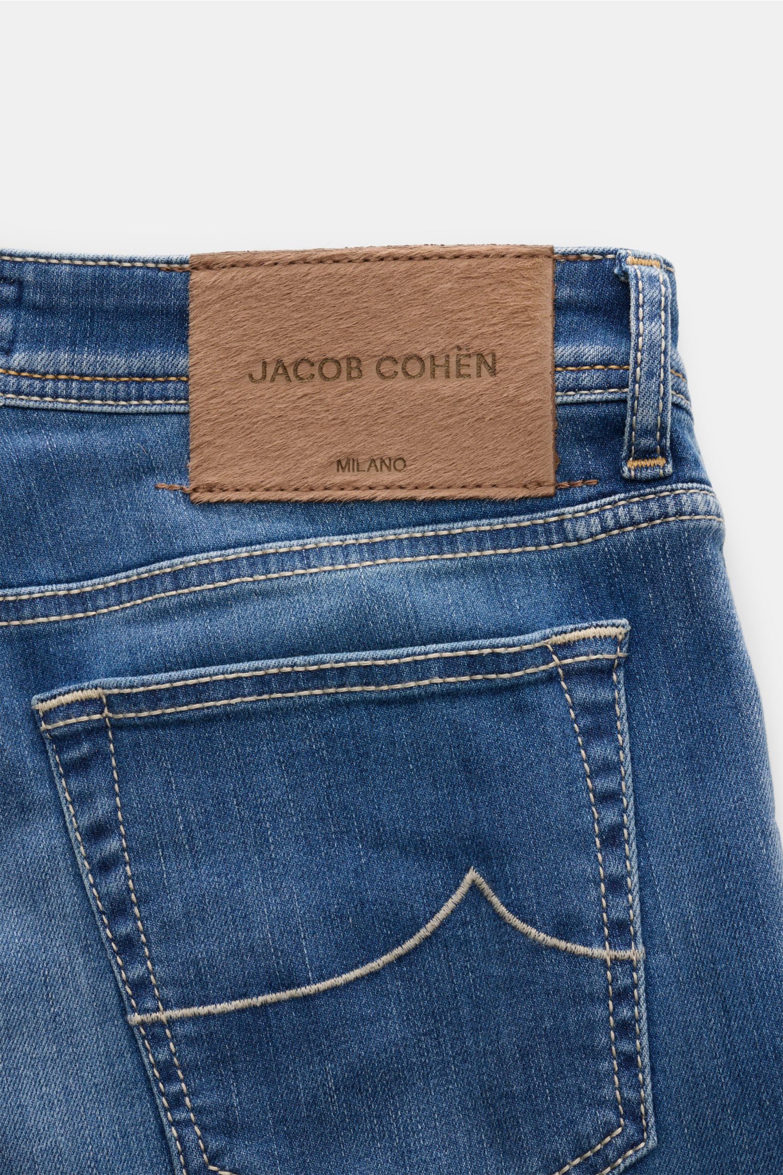 Close-up rear view of Jacob Cohen Jeans 'Bard' rauchblau showing soft, elastic cotton denim with subtle used wash, signature stitching, and ponyhair-look leather patch.