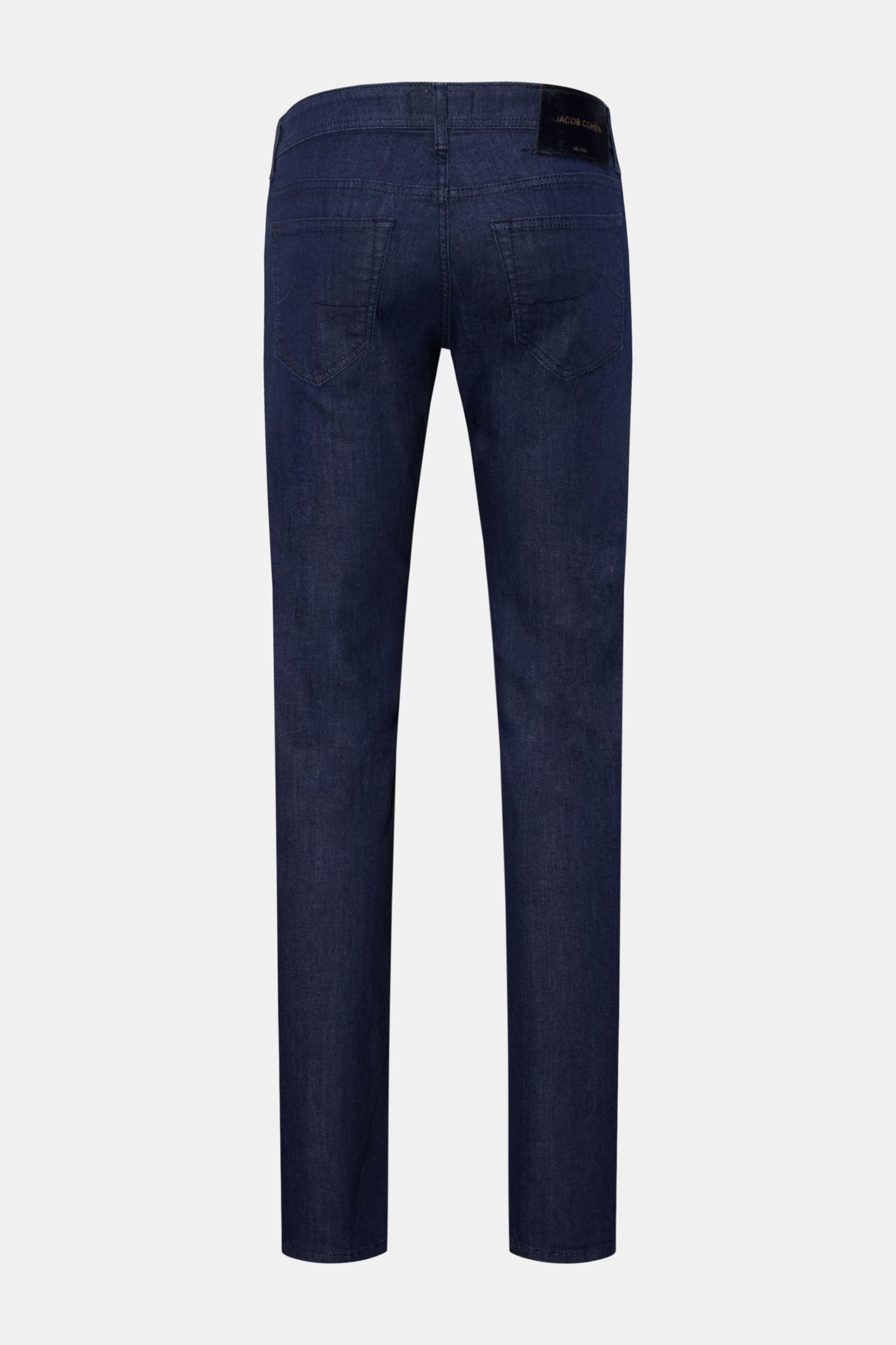 Jacob Cohen Jeans 'Nick' navy von hinten, Denim aus Baumwolle, elastische Qualität, weicher Griff, Slim Fit, schmal zulaufend, Button Fly, Five-Pocket-Stil, Münztasche mit Initial, Gesäßtaschen mit Stitching, Leather Patch in Ponyfell-Optik.