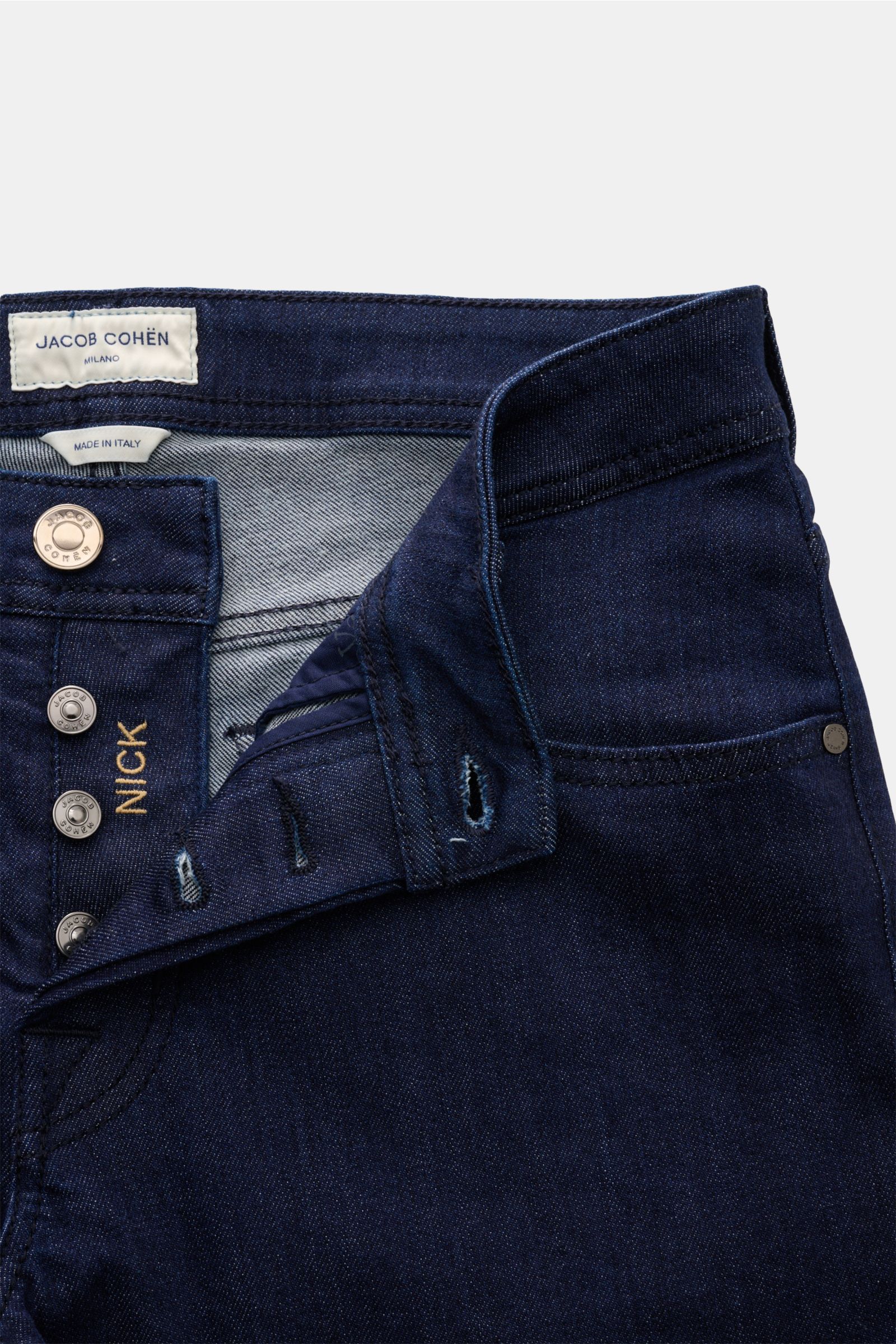 Jacob Cohen Jeans 'Nick' navy, Vorderansicht mit offenem Button Fly, Denim aus Baumwolle, elastische Qualität, weicher Griff, Slim Fit, schmal zulaufend, Five-Pocket-Stil, Münztasche mit Initial, Gesäßtaschen mit Stitching, Leather Patch in Ponyfell-Optik