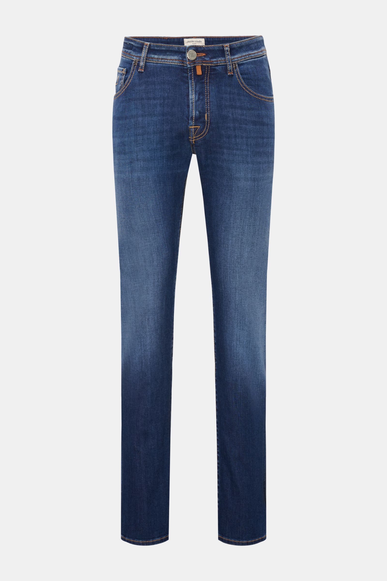 Jacob Cohen Jeans 'Nick' blau von vorne, Denim aus Baumwolle, elastisch, weicher Griff, dezente Used-Waschung, Slim Fit, schmal zulaufend, Button Fly, Five-Pocket-Stil, Münztasche mit Initial, Gesäßtaschen mit Stitching, Leather Patch in Ponyfell-Optik.