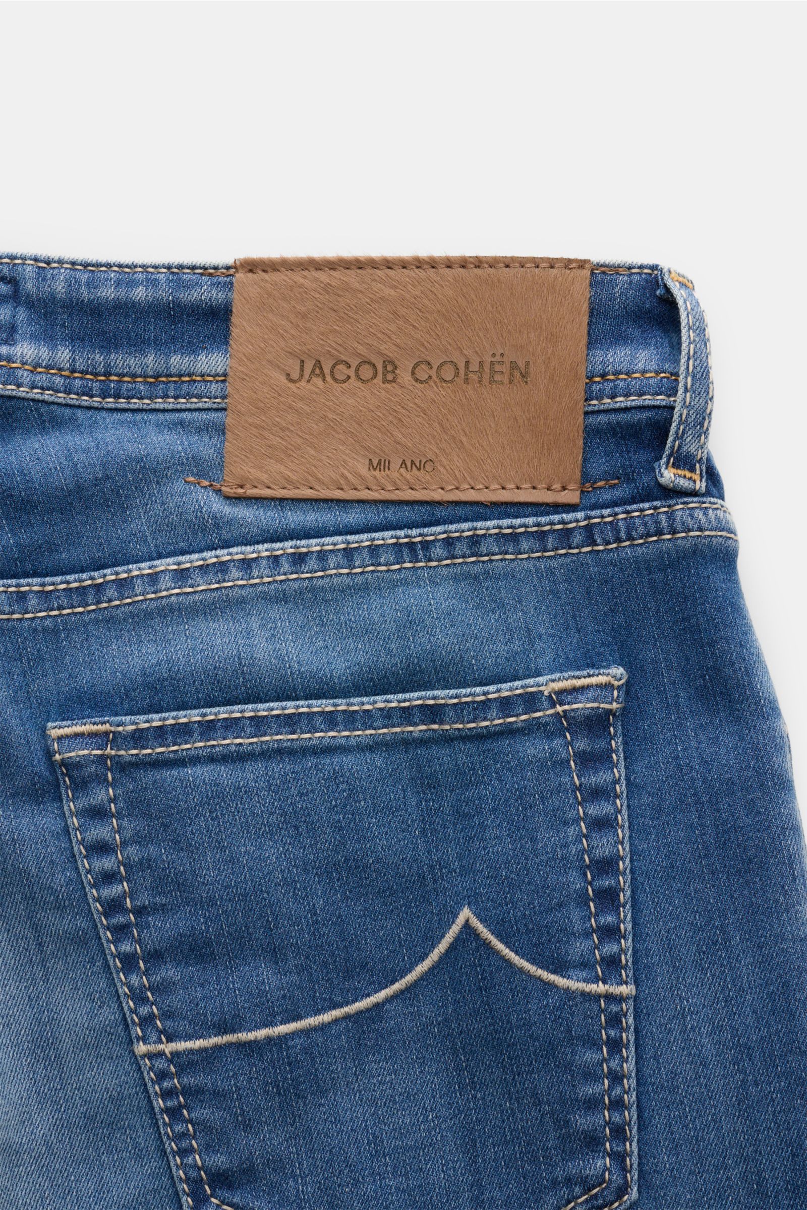 Jacob Cohen Jeans 'Nick' rauchblau, Detailaufnahme von hinten, Denim aus Baumwolle, elastisch, weicher Griff, Used-Waschung, Slim Fit, Button Fly, Five-Pocket, Münztasche mit Initial, Gesäßtaschen mit Stitching, Ponyfell-Lederpatch.