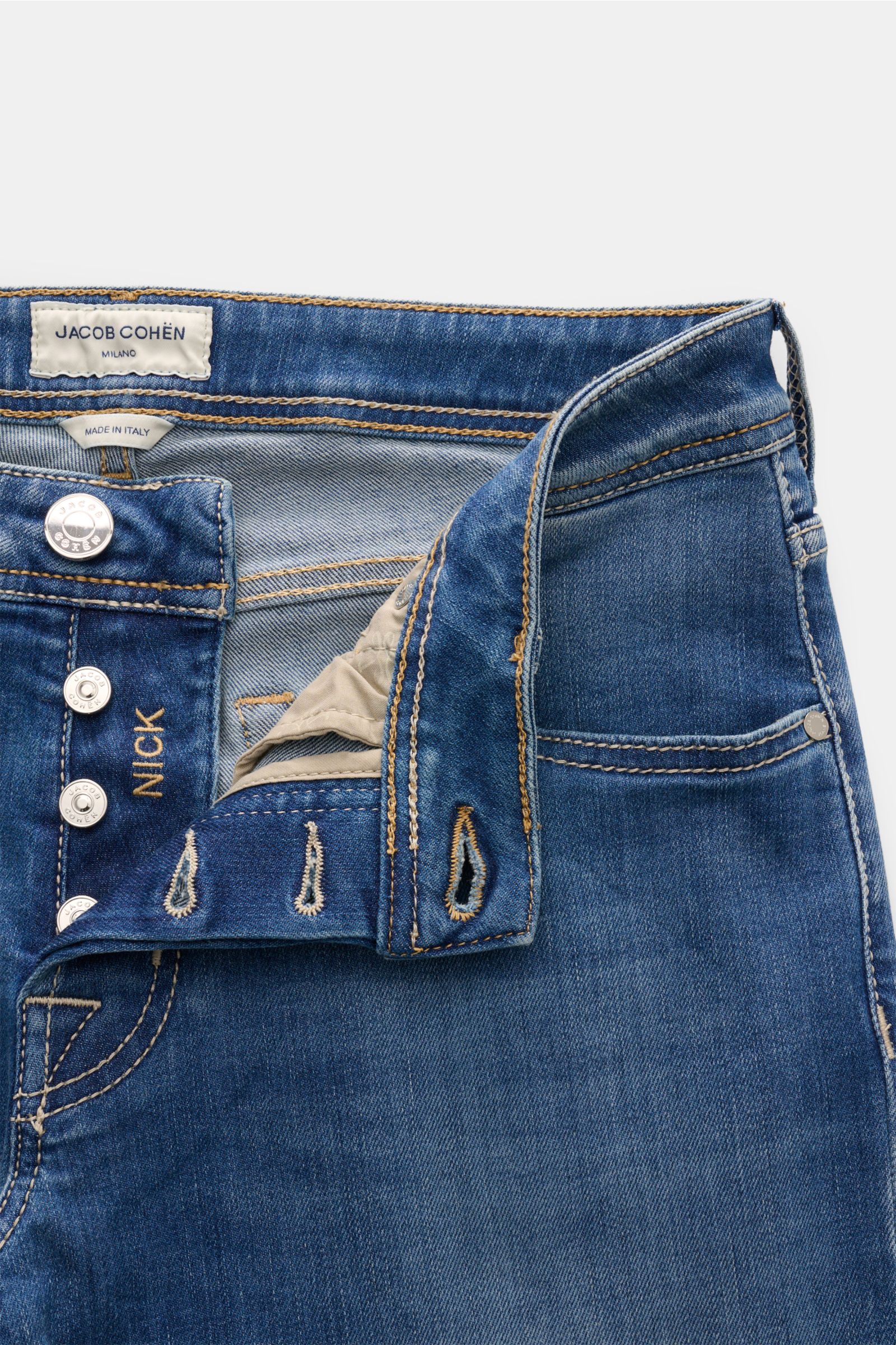 Jacob Cohen Jeans 'Nick' rauchblau, Front nah, Denim aus Baumwolle, elastisch, weicher Griff, dezente Used-Waschung, Slim Fit, schmal, Button Fly, Five-Pocket, Münztasche mit Initial, Gesäßtaschen mit Stitching, Ponyfell-Lederpatch.