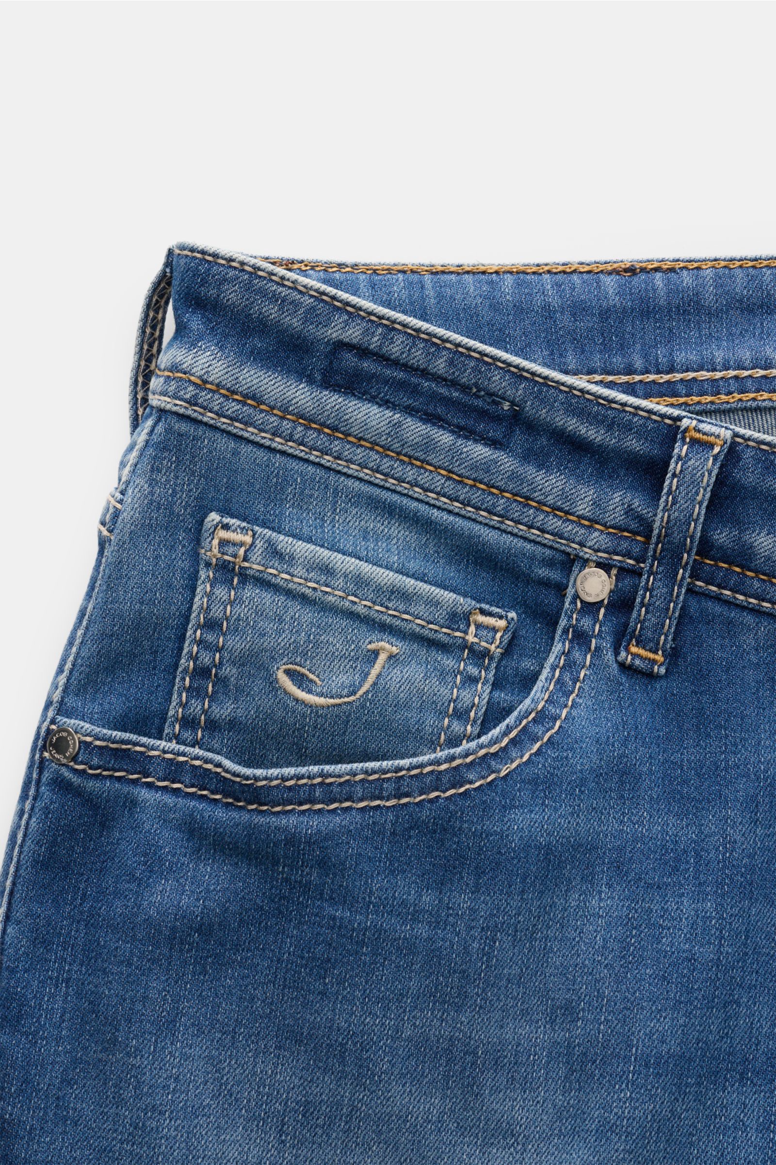 Jacob Cohen Jeans 'Nick' rauchblau, Detailaufnahme von vorne oben, Denim aus Baumwolle, elastisch, weicher Griff, dezente Used-Waschung, Slim Fit, schmal, Button Fly, Five-Pocket-Stil, Münztasche mit Initial, Gesäßtaschen mit Stitching, Leather Patch Pony