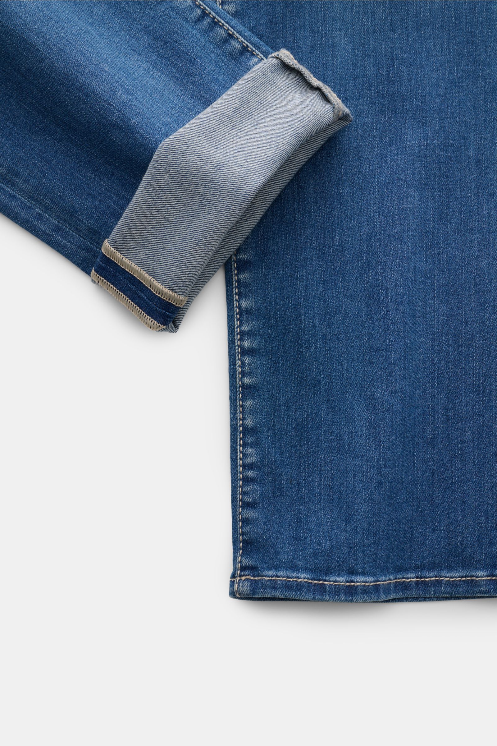 Jacob Cohen Jeans 'Nick' rauchblau, Detailaufnahme vom Bein mit umgeschlagenem Saum, Denim aus Baumwolle, elastisch, Slim Fit, Used-Waschung.