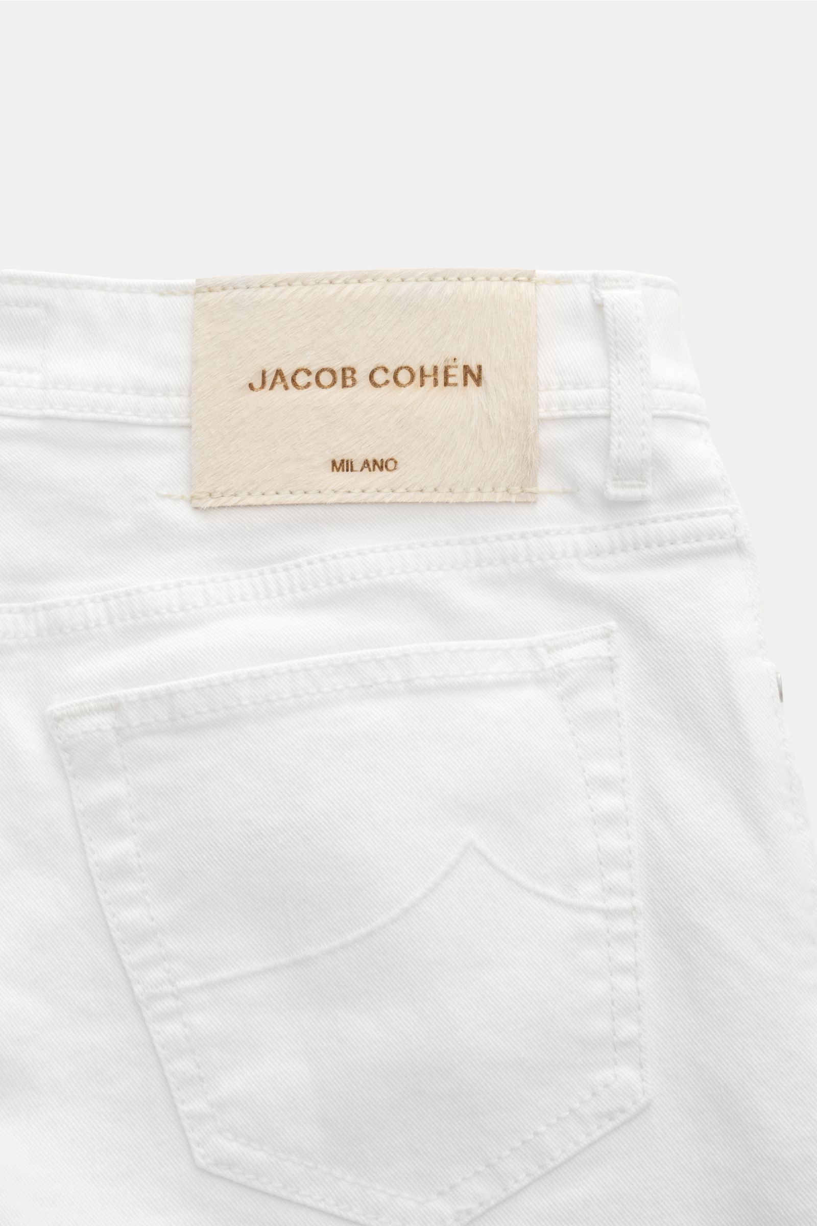 Alt tag (125 characters max):
Close-up rear view of Jacob Cohen Jeans 'Bard' off-white showing back pocket and tonal calfskin brand patch.

Description:
Get style and quality with the classic five-pocket jeans 'Bard' by JACOB COHEN in a slim fit. This 