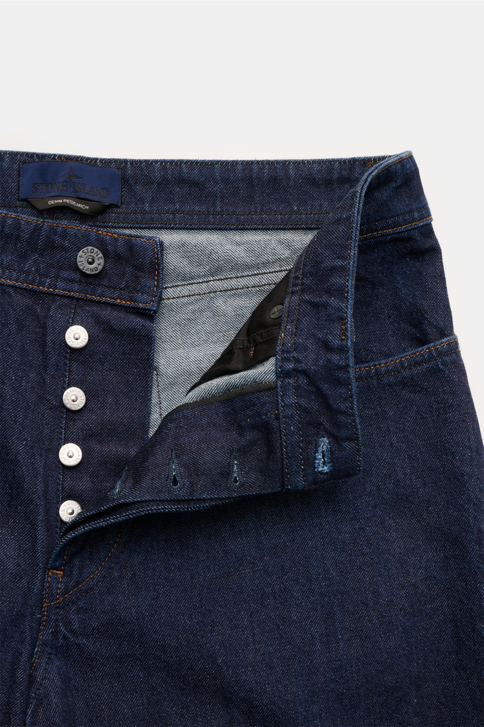 Stone Island Jeans 'Indigo Denim - Rinsed' navy aus Baumwolle, Loose Fit, gerader Schnitt, Button Fly, Kompass-Badge, Frontalaufnahme.