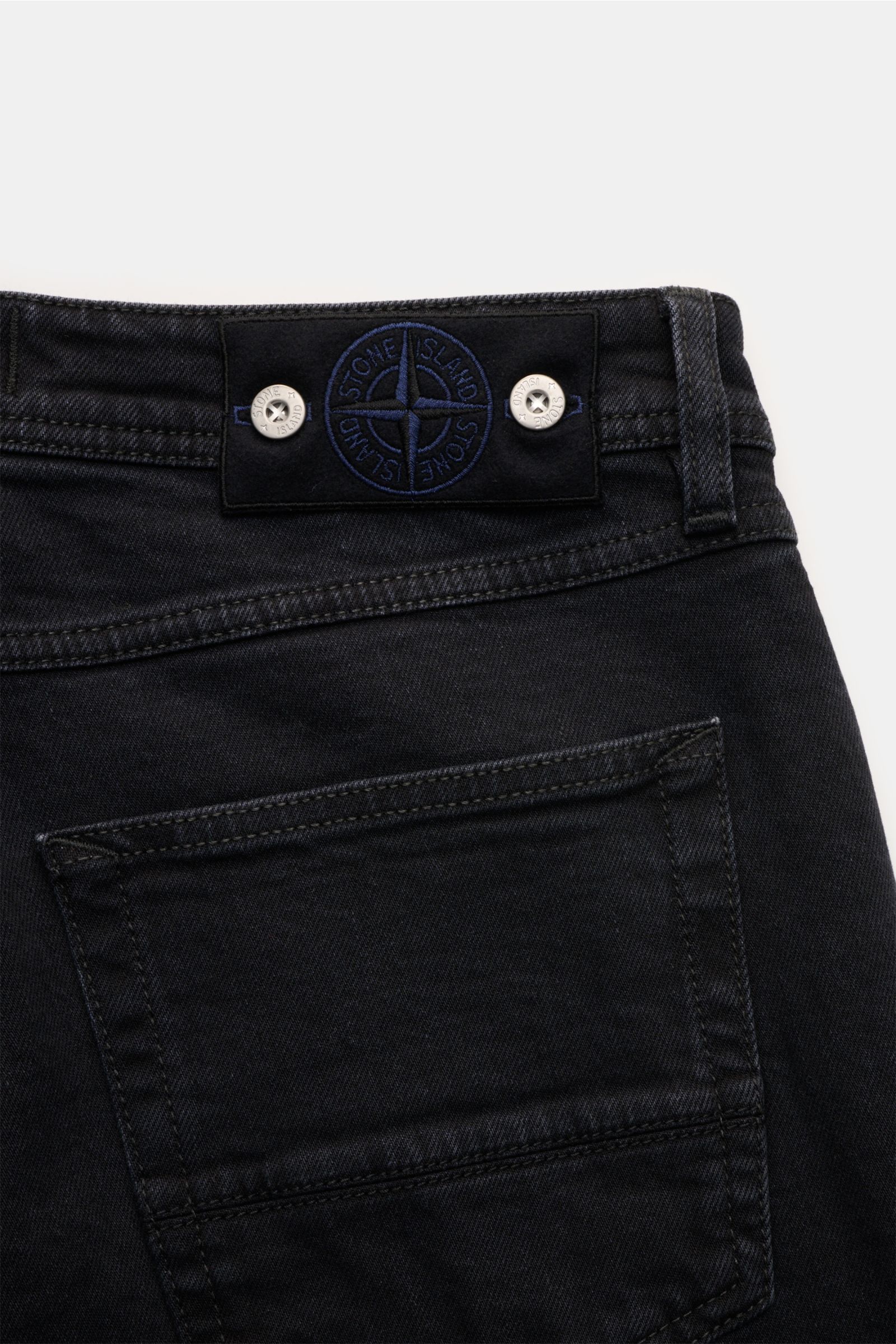 Stone Island Jeans 'Stretch Black Denim - Rinsed' schwarz, Rückansicht auf Bund mit Kompass-Badge, Slim Fit, elastischer Baumwoll-Denim.