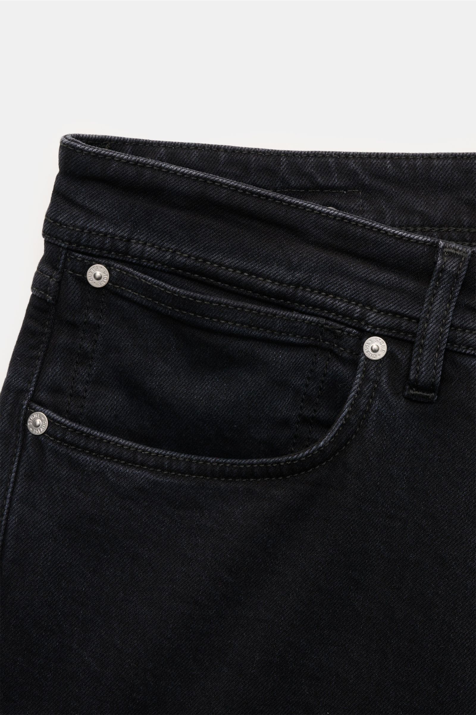 Stone Island Jeans 'Stretch Black Denim - Rinsed' schwarz, Slim Fit, Five-Pocket-Stil, Button Fly, Kompass-Badge, Nahaufnahme von Bund und Tasche.