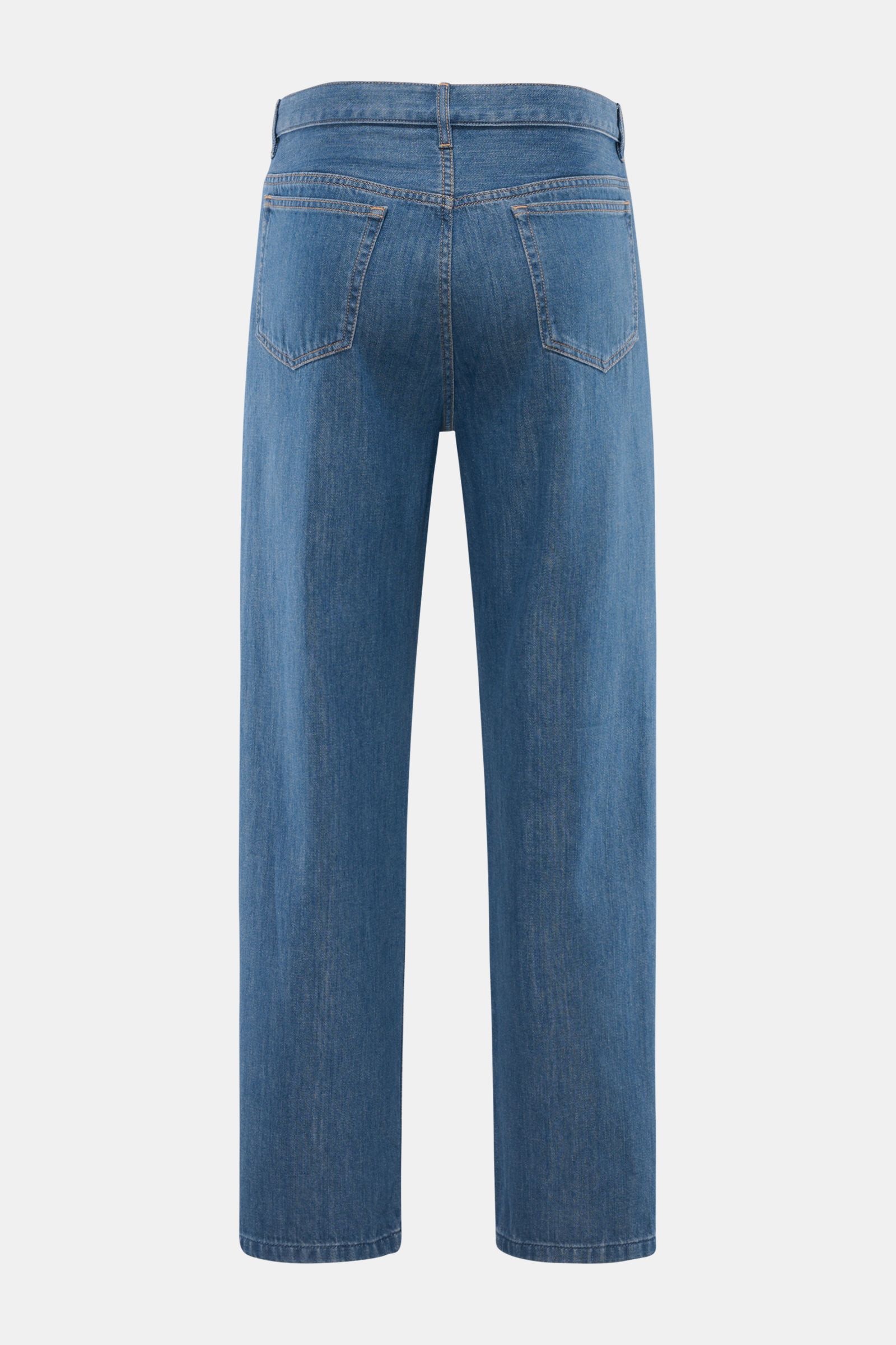 Back view of A.P.C. Jeans 'Jean Martin' blau with regular fit, straight cut, authentic wash, contrast stitching, five pockets, zip fly, and branded button; denim made from pure cotton, slightly textured quality. Mit ihrem lässigen Schnitt und der authenti