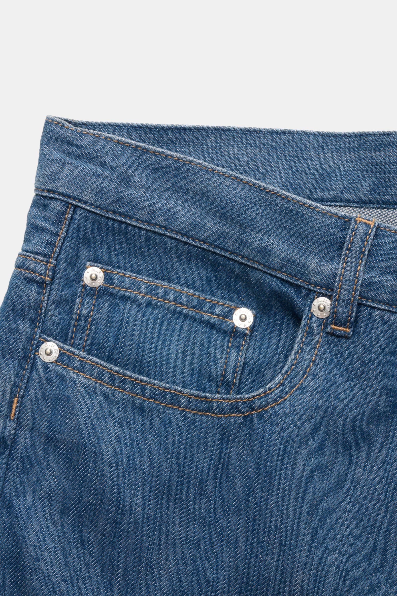 Close-up front view of A.P.C. Jeans 'Jean Martin' blau showing waistband, zip fly, five-pocket style, contrast stitching, and branded button. Mit ihrem lässigen Schnitt und der authentischen Waschung wird die 'Jean Martin' von A.P.C. zum modernen It-Piece