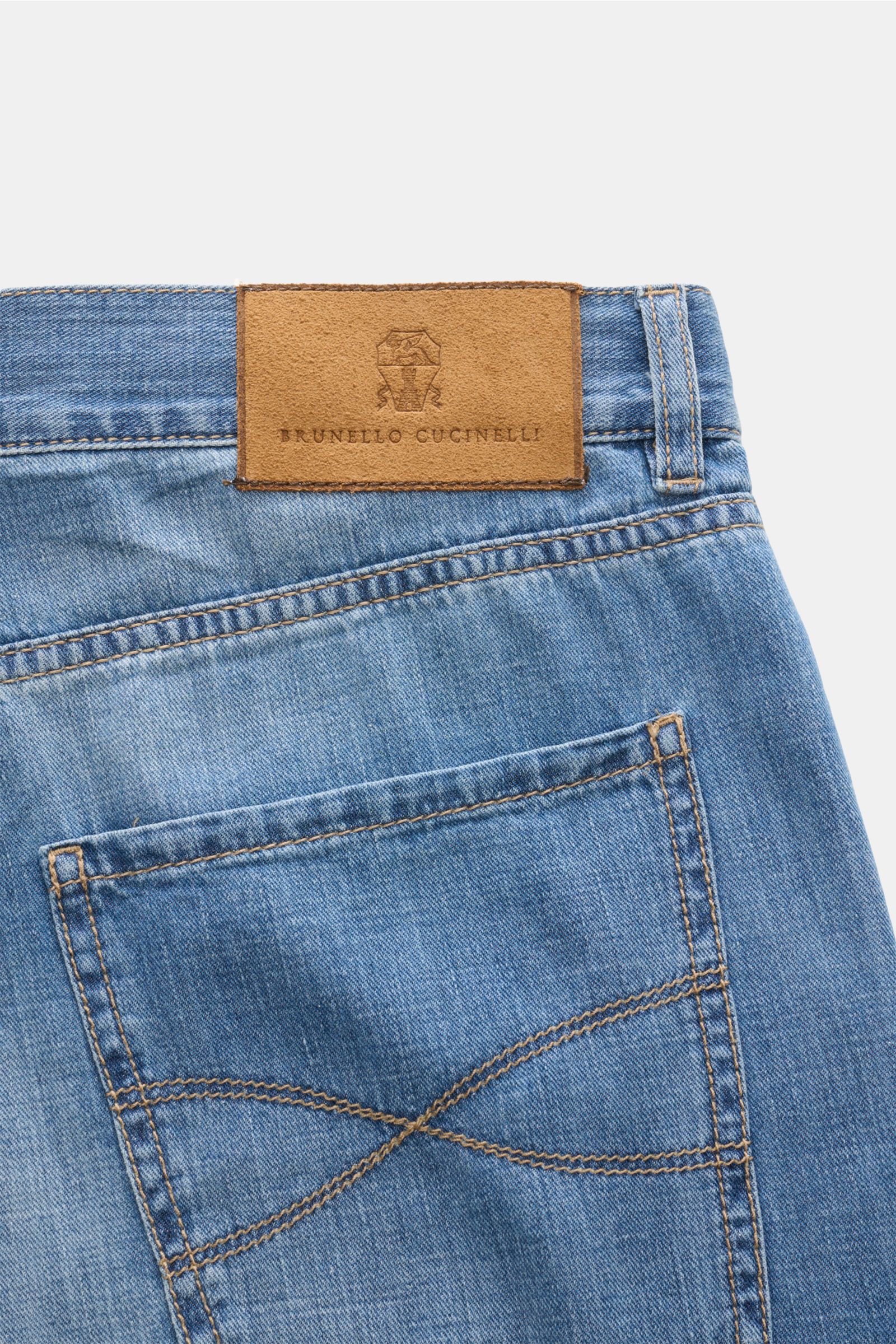 Close-up rear view of Brunello Cucinelli Jeans 'Iconic Fit' smoky blue showing suede patch, back pocket, and stitching details.

Enjoy a luxurious feel in your leisure time: The fine jeans 'Iconic Fit' by BRUNELLO CUCINELLI in pure cotton tick all the 