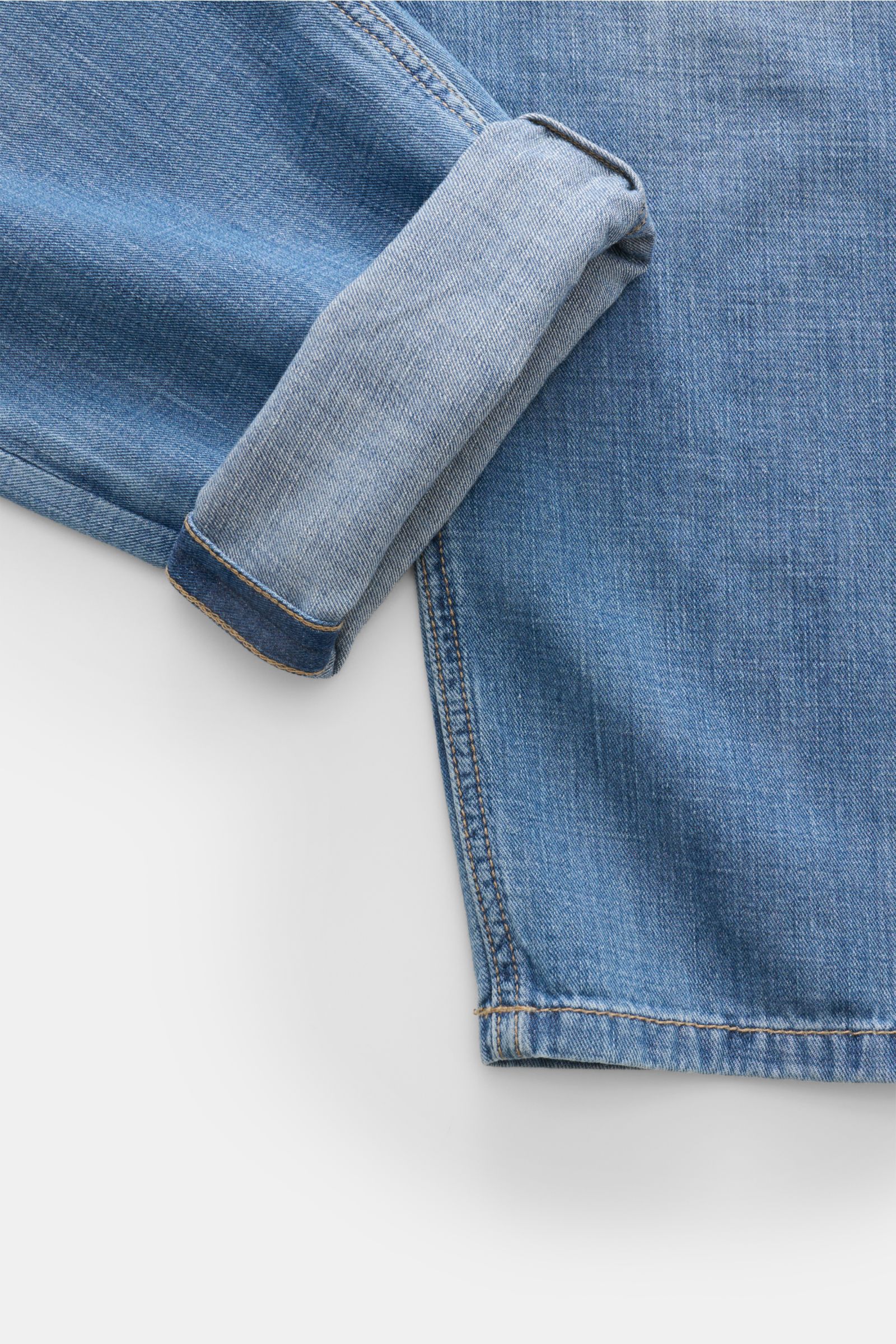 Close-up view of the folded hem and fabric texture of Brunello Cucinelli Jeans 'Iconic Fit' smoky blue, showcasing soft pure cotton denim with authentic used wash.

Enjoy a luxurious feel in your leisure time: The fine jeans 'Iconic Fit' by BRUNELLO CU
