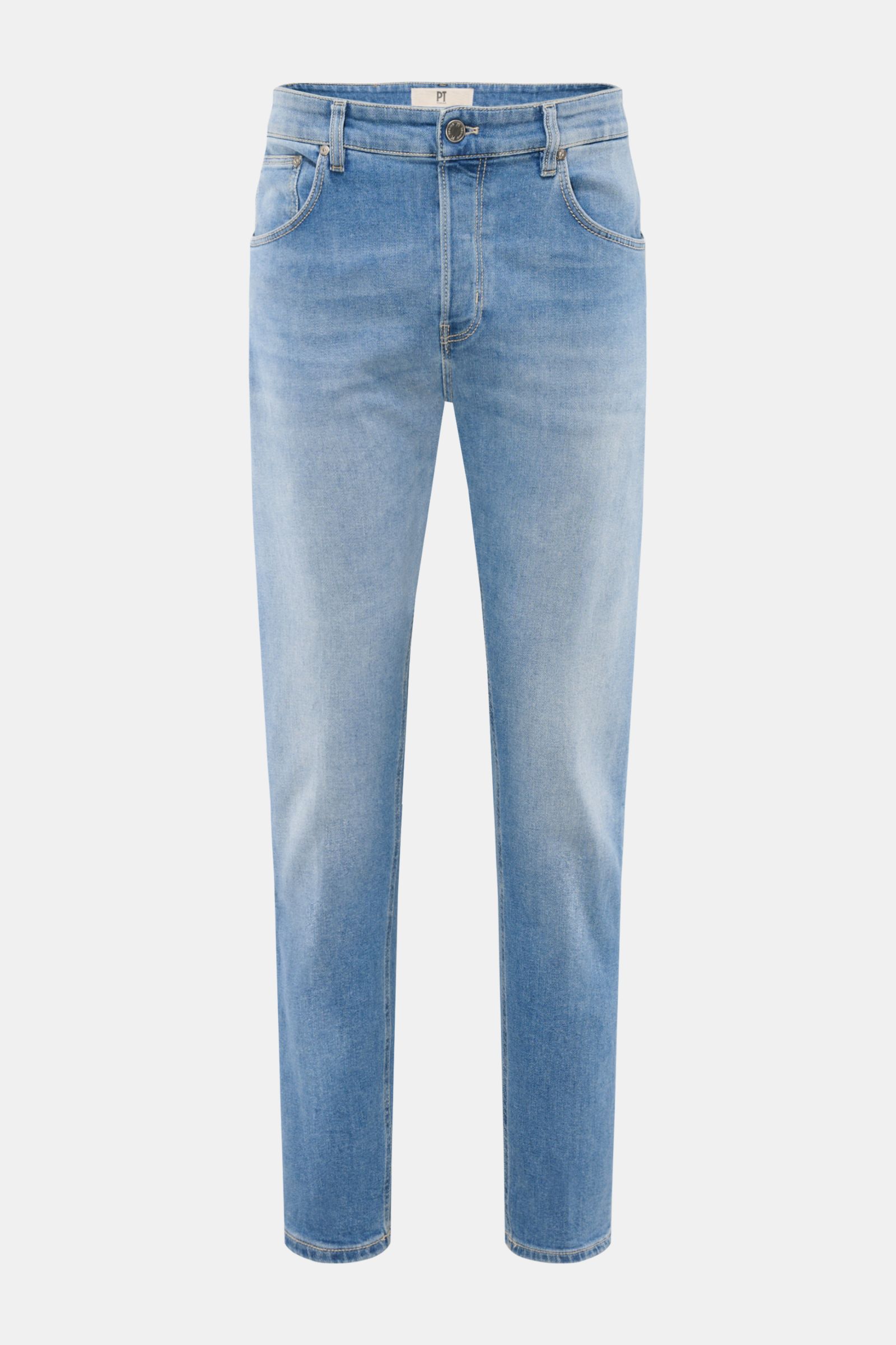 Front view of PT Torino Denim Jeans 'Reggae' rauchblau, cropped slim fit in light blue cotton denim with slight stretch, button fly, five pockets, and logo patch. Das Cropped-Modell 'Reggae' aus dem italienischen Hause PT TORINO DENIM ist eine lässige 