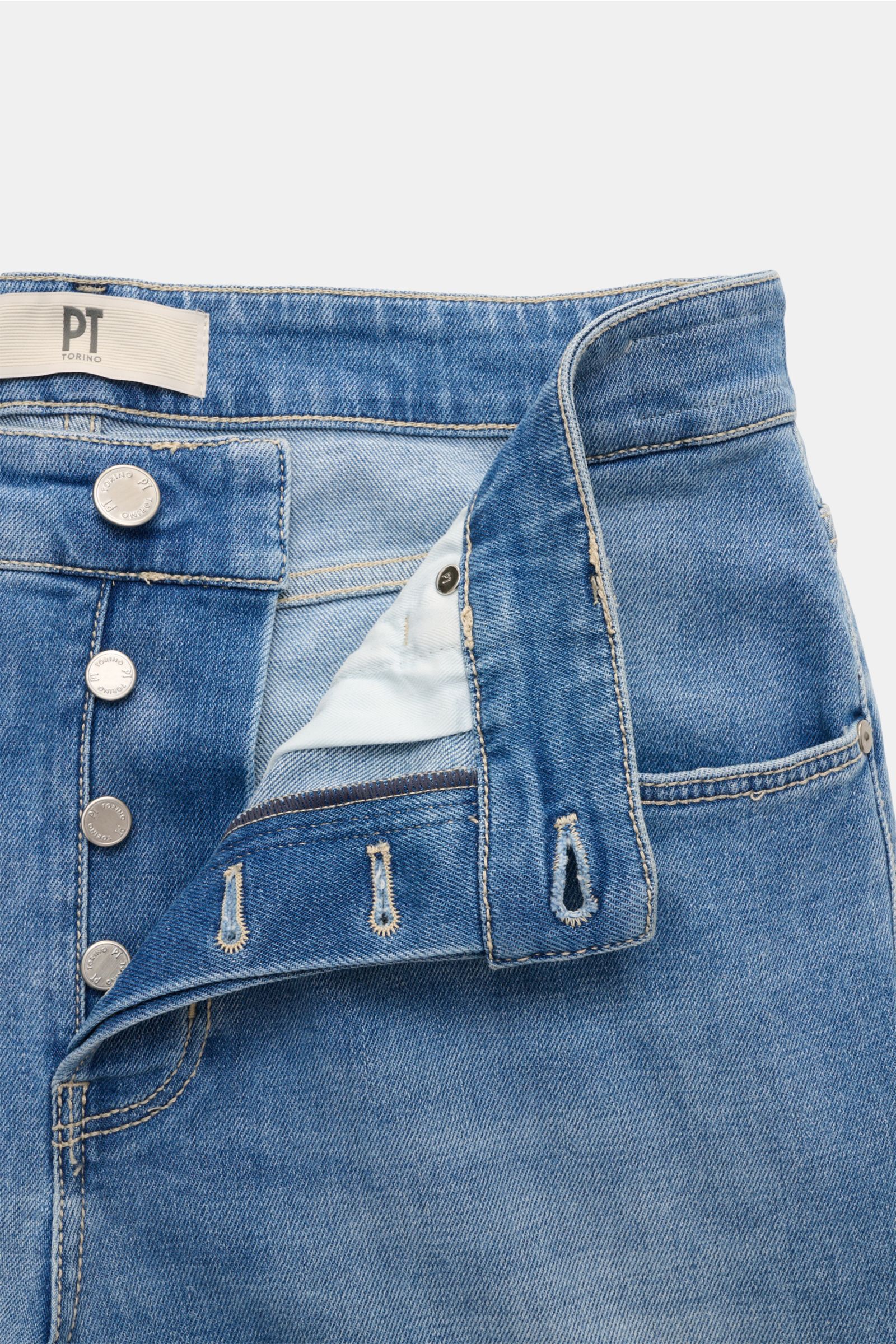 Close-up front view of the PT Torino Denim Jeans 'Reggae' rauchblau showing button fly and denim texture, made of cotton with slight stretch, slim fit, and five-pocket style. Das Cropped-Modell 'Reggae' aus dem italienischen Hause PT TORINO DENIM ist e