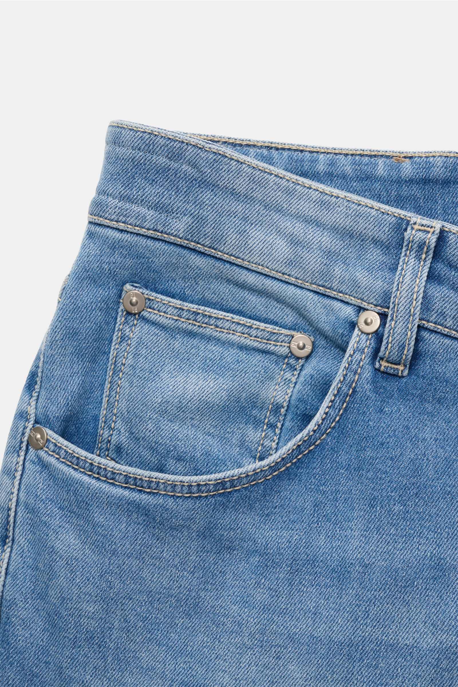 PT Torino Denim Jeans 'Reggae' rauchblau shown from a close-up front angle, highlighting denim cotton, light stretch, slim fit, button fly, five-pocket style, and rear logo patch. Das Cropped-Modell 'Reggae' aus dem italienischen Hause PT TORINO DENIM 