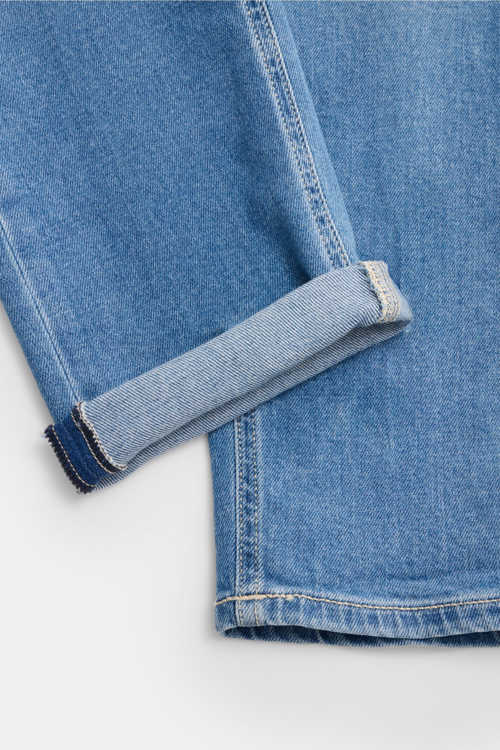 Close-up front view of the rolled-up hem on the PT Torino Denim Jeans 'Reggae' rauchblau, featuring lightweight cotton denim with slight stretch. Das Cropped-Modell 'Reggae' aus dem italienischen Hause PT TORINO DENIM ist eine lässige Jeans, die mit ih