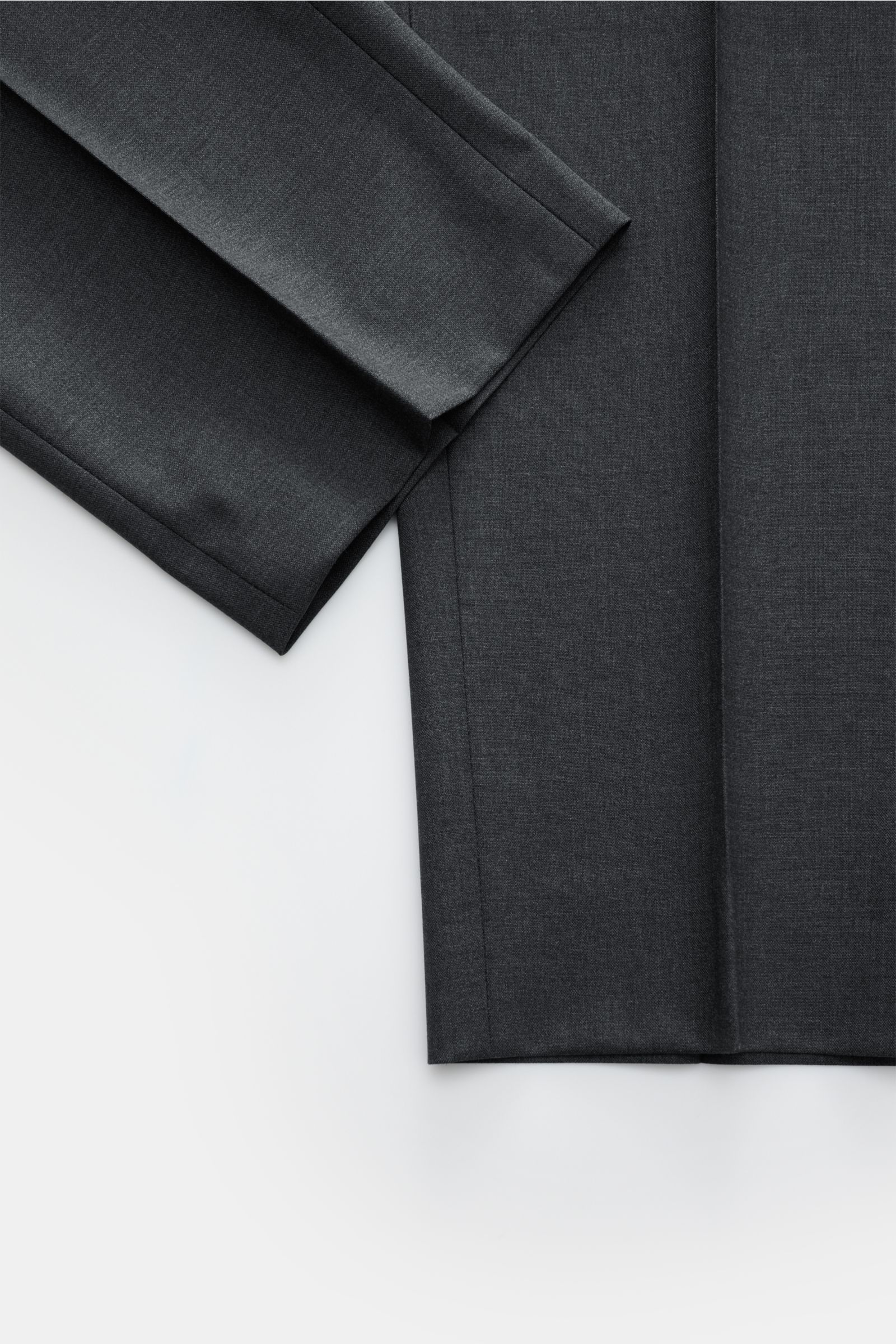 Close-up top view of Windsor Wool trousers 'Bene' dark grey mottled, showing wool poplin fabric, single pleat, and tapered cut.

Additional description:  
A classic pair of men’s trousers: with the model 'Bene', label WINDSOR has created a perfect vers