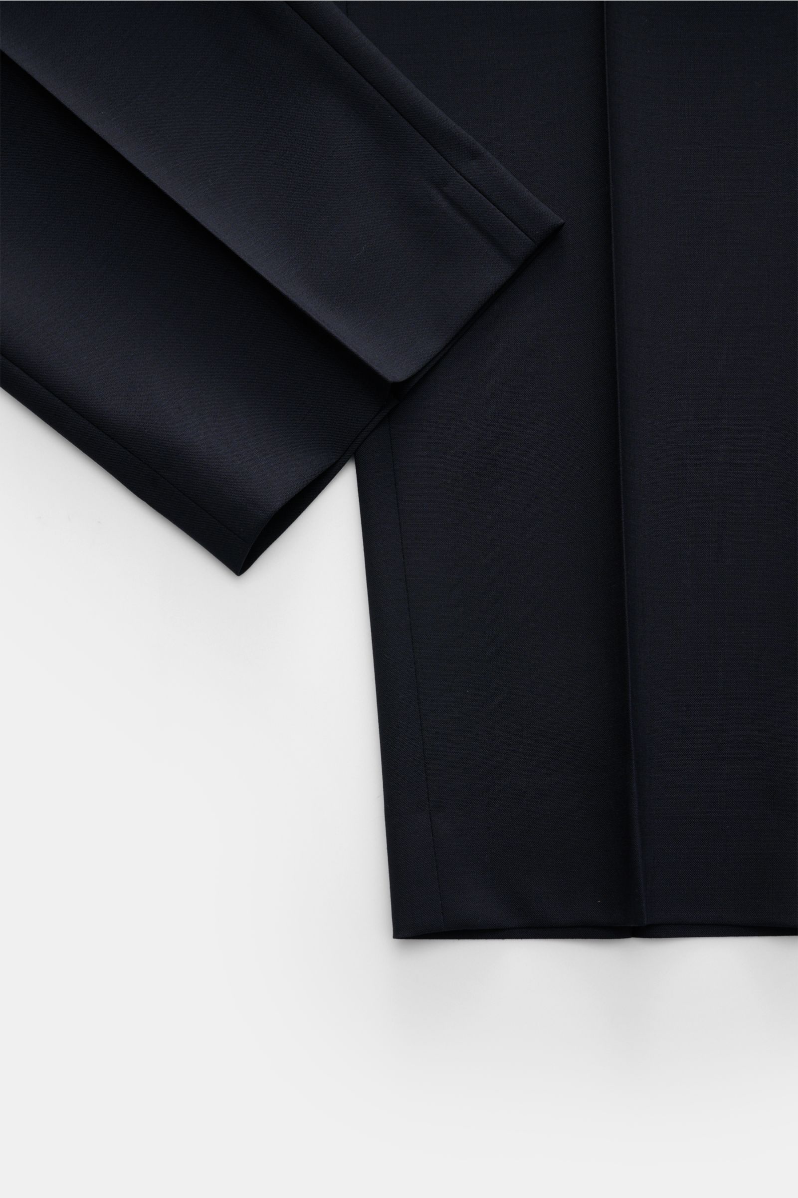 Windsor Wollhose 'Bene' navy aus elastischer Wolle, Regular Fit, leicht schmal zulaufend, mit einfacher Bundfalte, Reißverschluss, Bundknöpfen, fotografiert von oben.