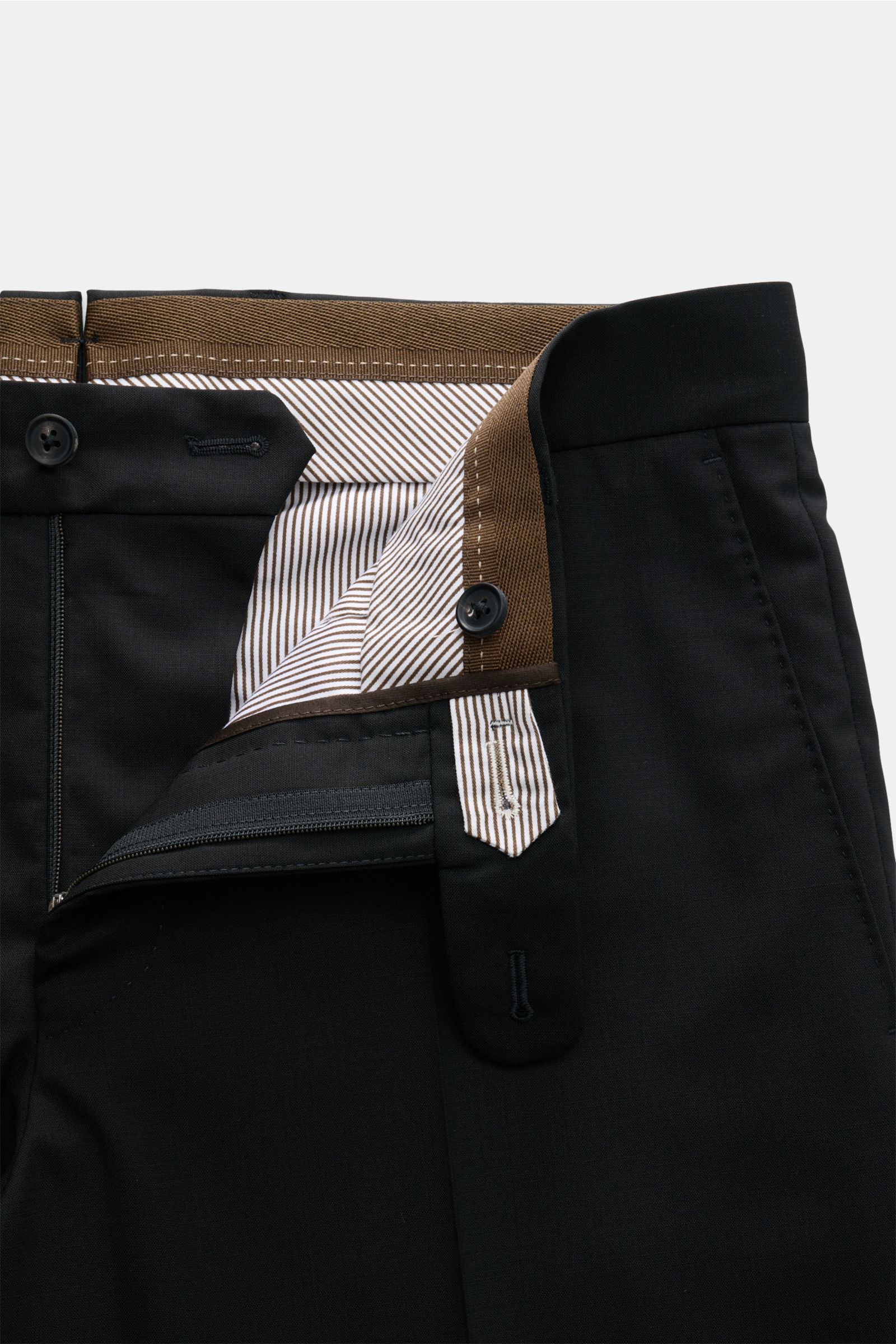 Windsor Wollhose 'Bene' schwarz aus feiner Wolle, Regular Fit, elastisch, glatter Griff, mit Reißverschluss, Bundknöpfen und gestreifter Innenverarbeitung, Detailansicht von vorne.