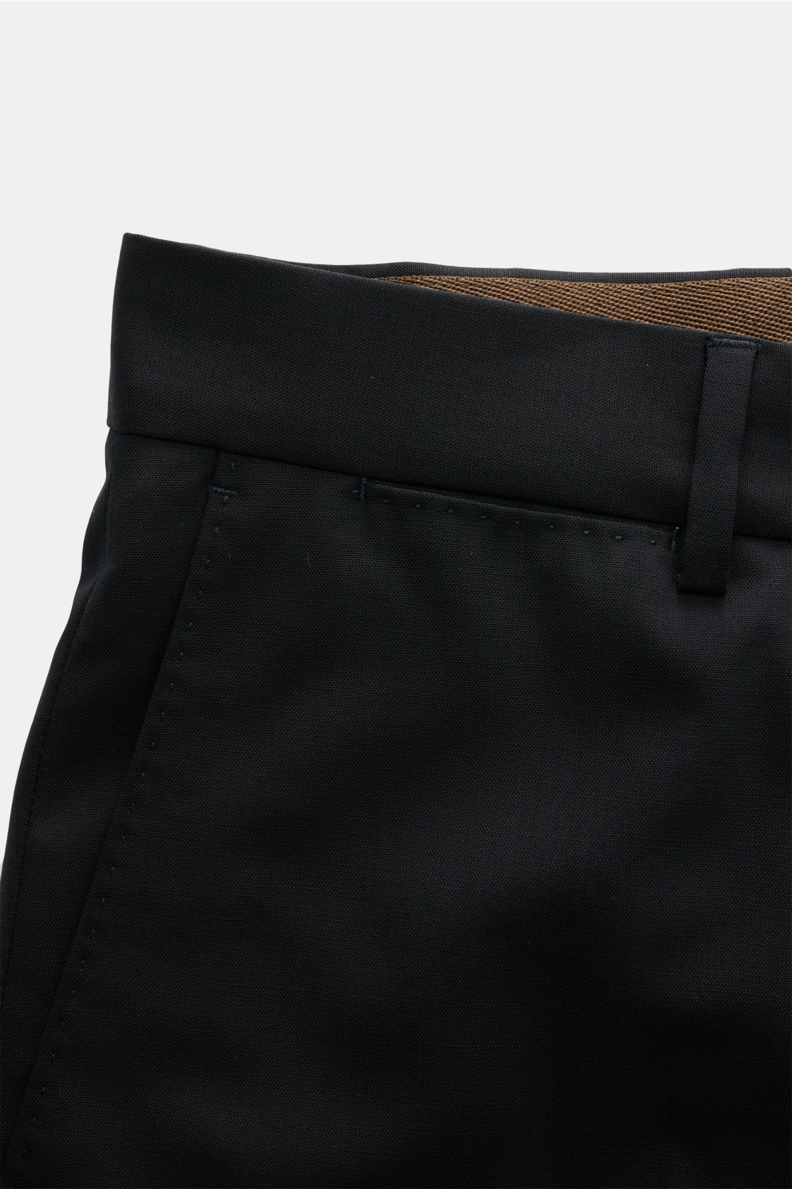 Windsor Wollhose 'Bene' schwarz aus Wolle mit glattem Griff, elastischer Qualität, Bundfalte, französischen Taschen, Reißverschluss, Knöpfen, Nahaufnahme von Bund und Tasche.