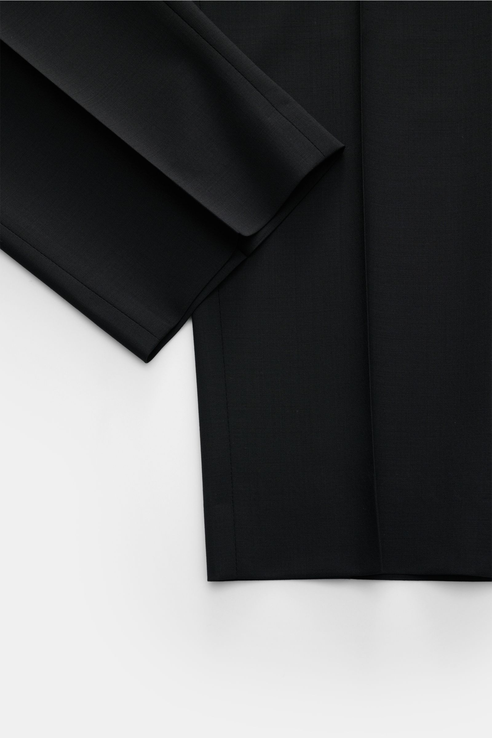 Windsor Wollhose 'Bene' schwarz aus elastischer Wolle, Regular Fit, schmal zulaufend, mit Bundfalte, Reißverschluss, Knöpfen, fotografiert von unten auf Hosenbein.