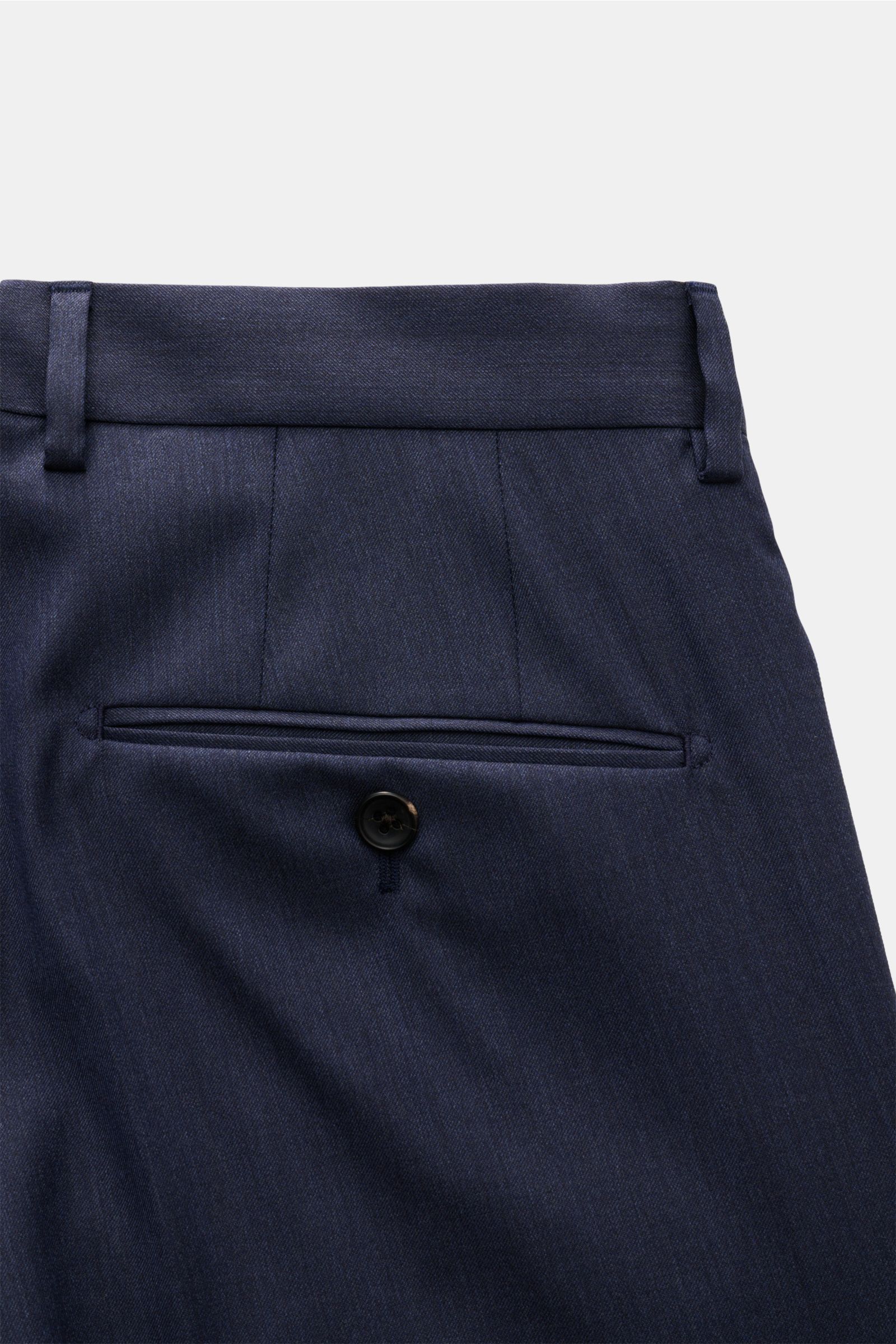 Close-up rear view of Windsor Wollhose 'Sole' graublau in fine melange wool twill, showing regular fit, tapered leg, French pockets, buttoned back pocket, zipper, and hook closure.

Description: Für einen souveränen Auftritt: mit dem Modell 'Sole' von 