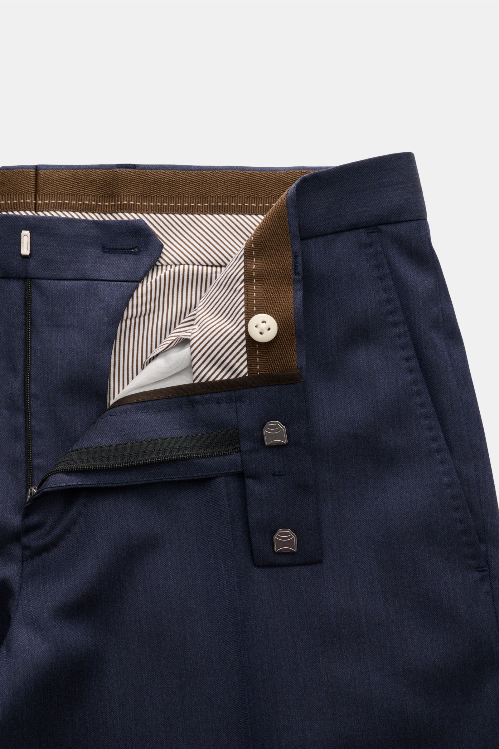 Close-up front view of Windsor Wool trousers 'Sole' grey-blue with zip, hook fastener, and striped inner lining.

Get an assured look with the model 'Sole' by WINDSOR in the finest wool and a mottled look – perfect for styling with a matching smart-cas