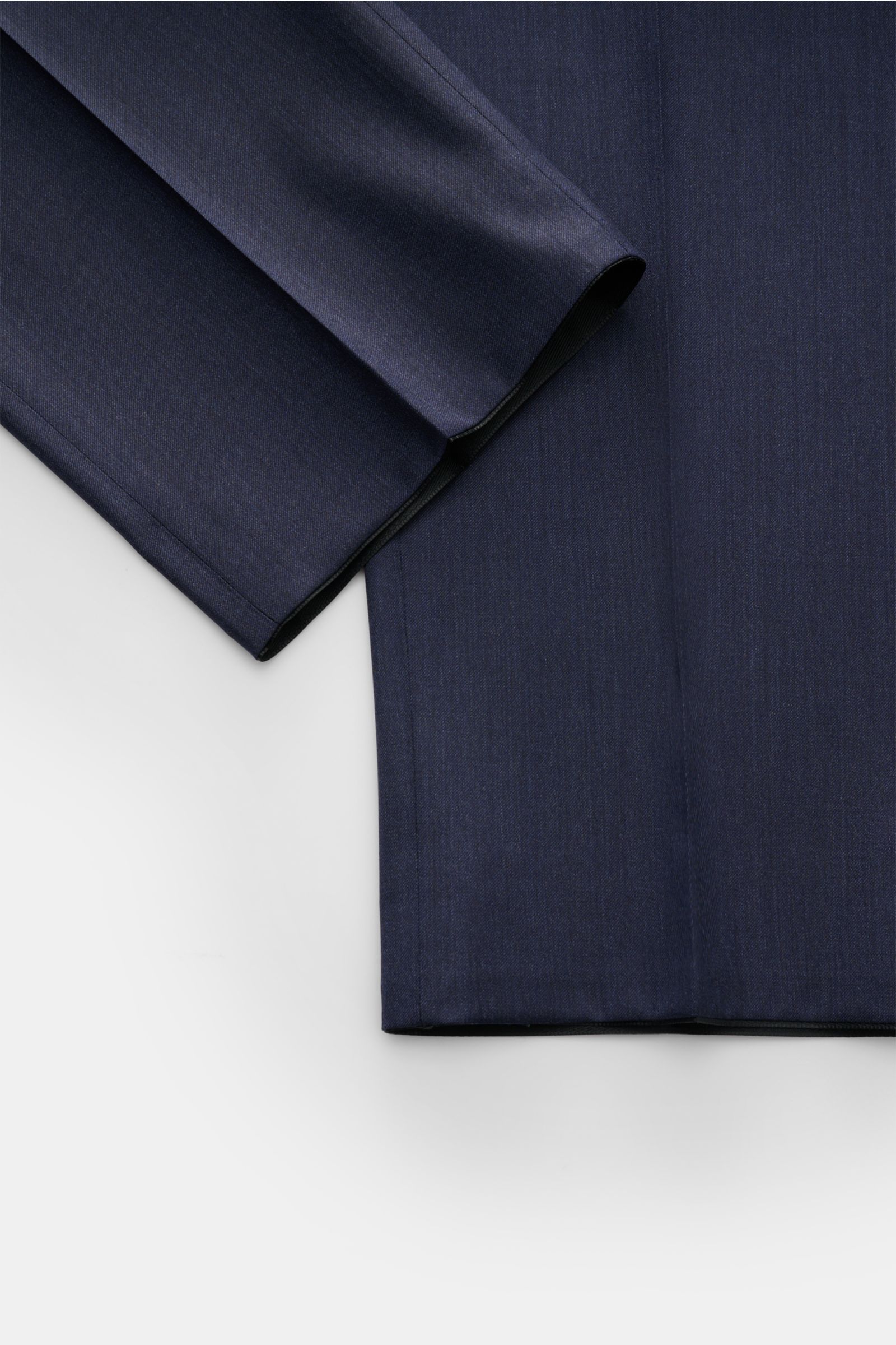 Alt tag (125 characters max): Close-up of Windsor Wool trousers 'Sole' grey-blue showing fine twill fabric and smooth, tapered leg from above.

Description:  
Get an assured look with the model 'Sole' by WINDSOR in the finest wool and a mottled look – 