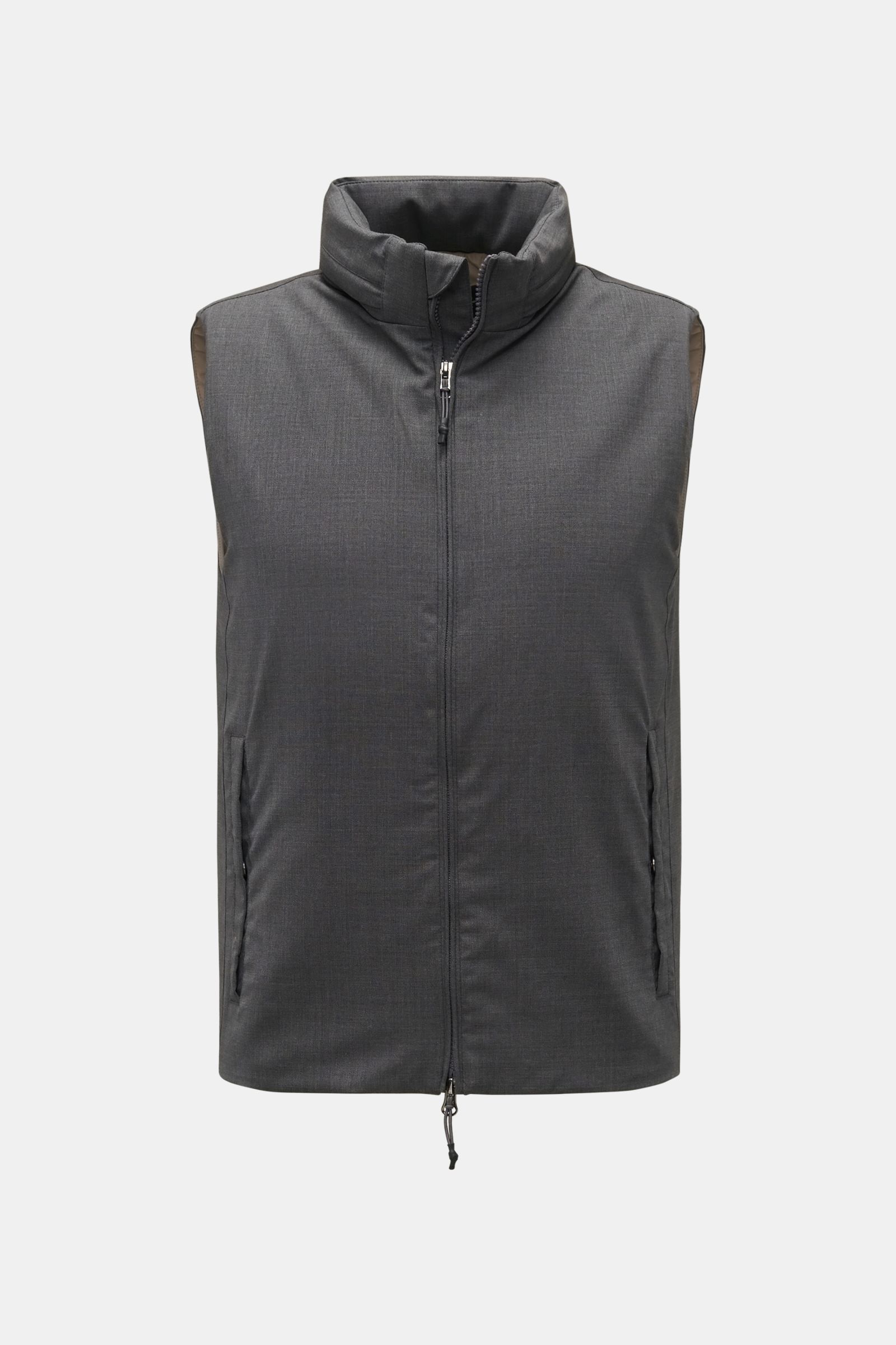 The Product is the Hero Daunenweste 'A Special Vest' grau meliert, frontale Nahaufnahme, schlanker Schnitt, mulesingfreie Schurwolle, Daunen- und Merinowolle gefüllt, atmungsaktiv, mit verstaubarer Kapuze und Zwei-Wege-Reißverschluss.