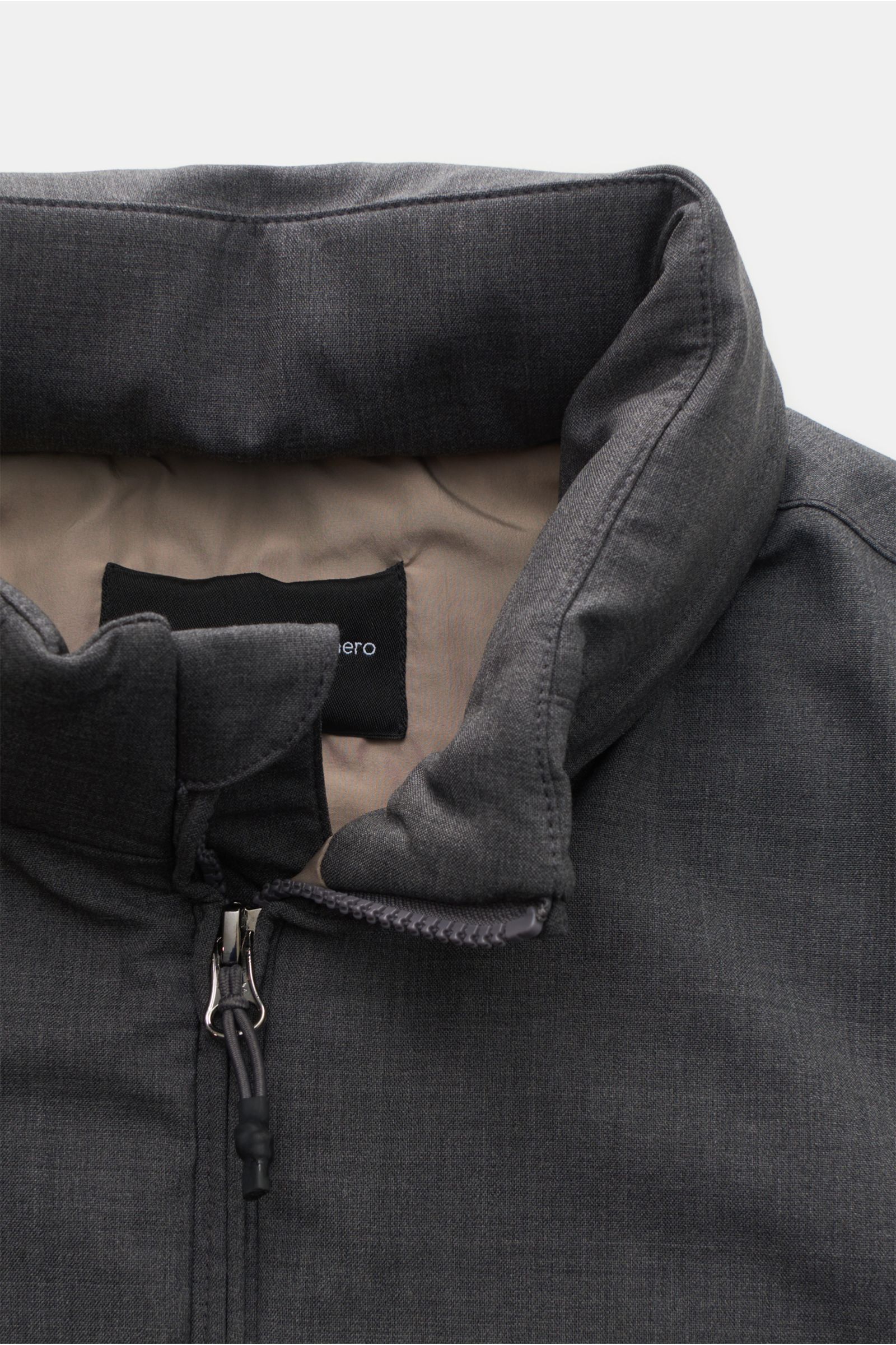 The Product is the Hero Daunenweste 'A Special Vest' grau meliert, Detailansicht von oben mit Stehkragen, mulesingfreier Schurwolle, leichter Daunen-Merino-Füllung, atmungsaktiv, Slim Fit, Zwei-Wege-Reißverschluss und verstaubarer Kapuze.