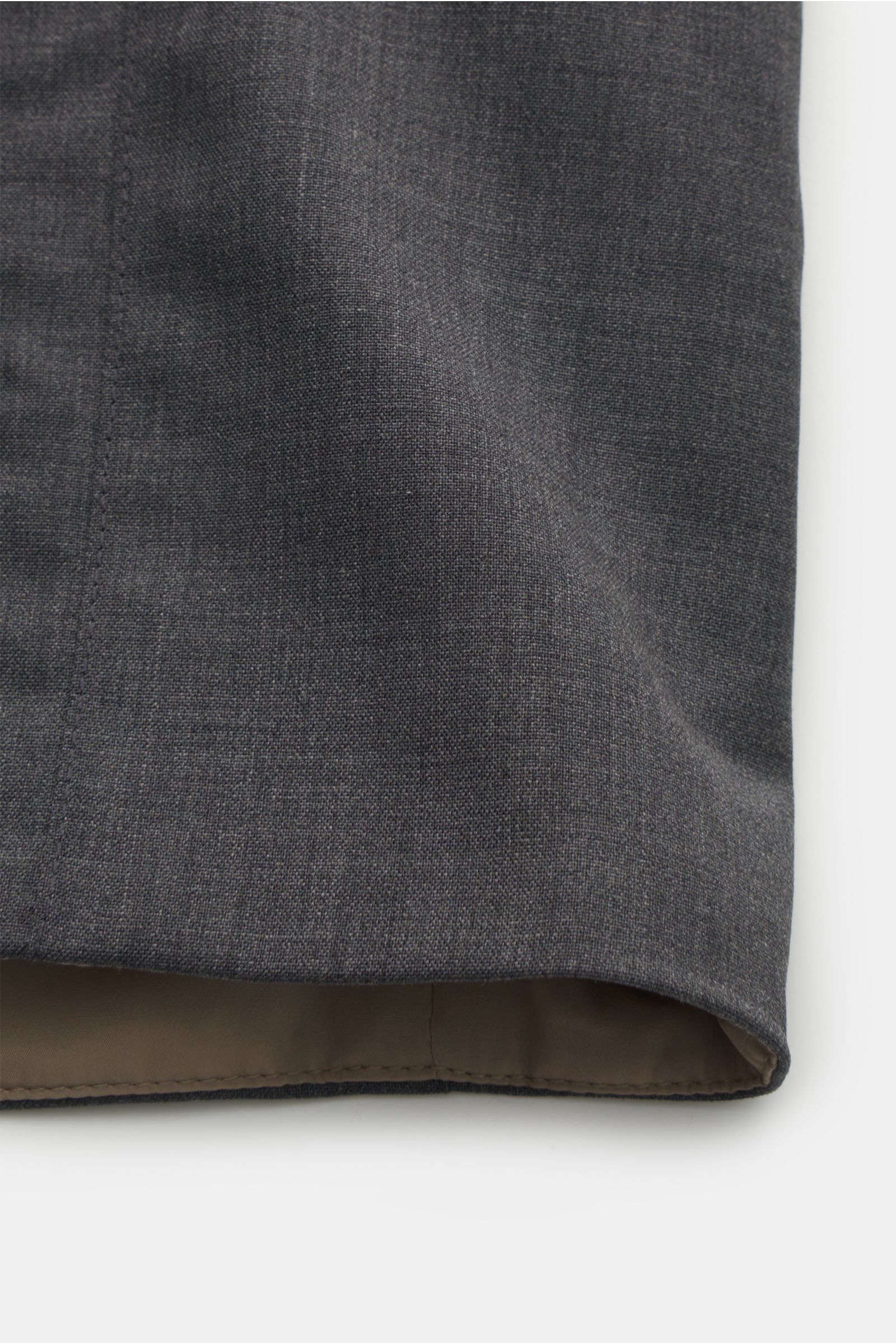 The Product is the Hero Daunenweste 'A Special Vest' grau meliert, Nahaufnahme des unteren Saums, mulesingfreie Schurwolle, leichte Daunen- und Merinofüllung, Slim Fit, atmungsaktiv, mit verstaubarer Kapuze und Leistentaschen, von vorne fotografiert.