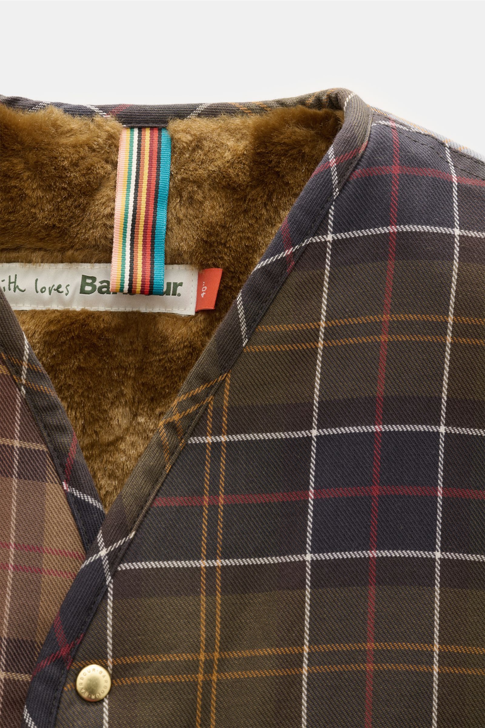 Barbour Weste 'Liner' oliv/braun/rot kariert, Nahaufnahme von oben, Twill-Baumwolle, Druckknöpfe, Webpelz-Innenseite, Brust- und Hüfttaschen.