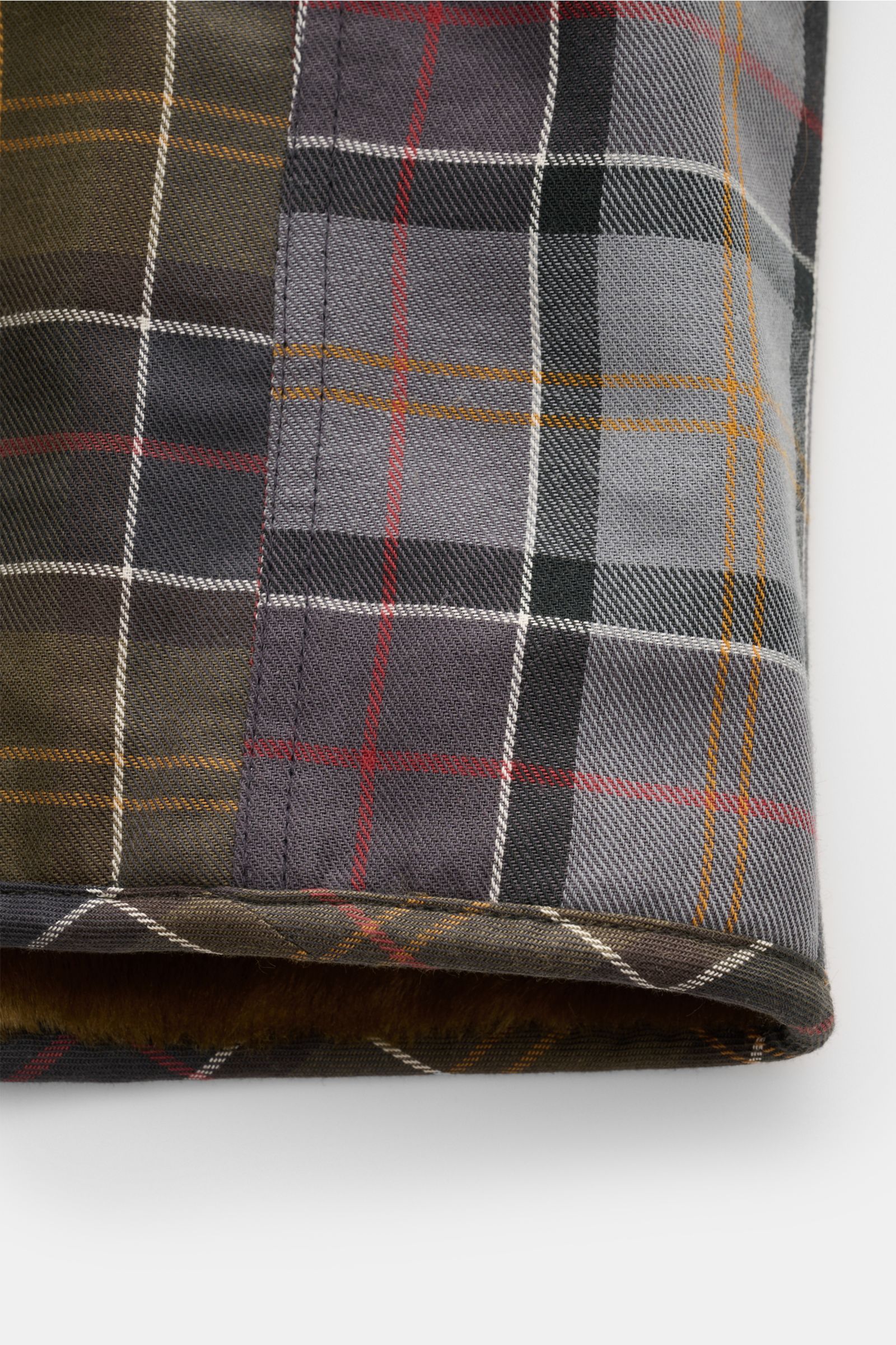 Barbour Weste 'Liner' oliv/braun/rot kariert, Nahaufnahme von Ärmel mit Twill-Baumwolle, Webpelz-Innenseite, Regular Fit und Druckknopfleiste.