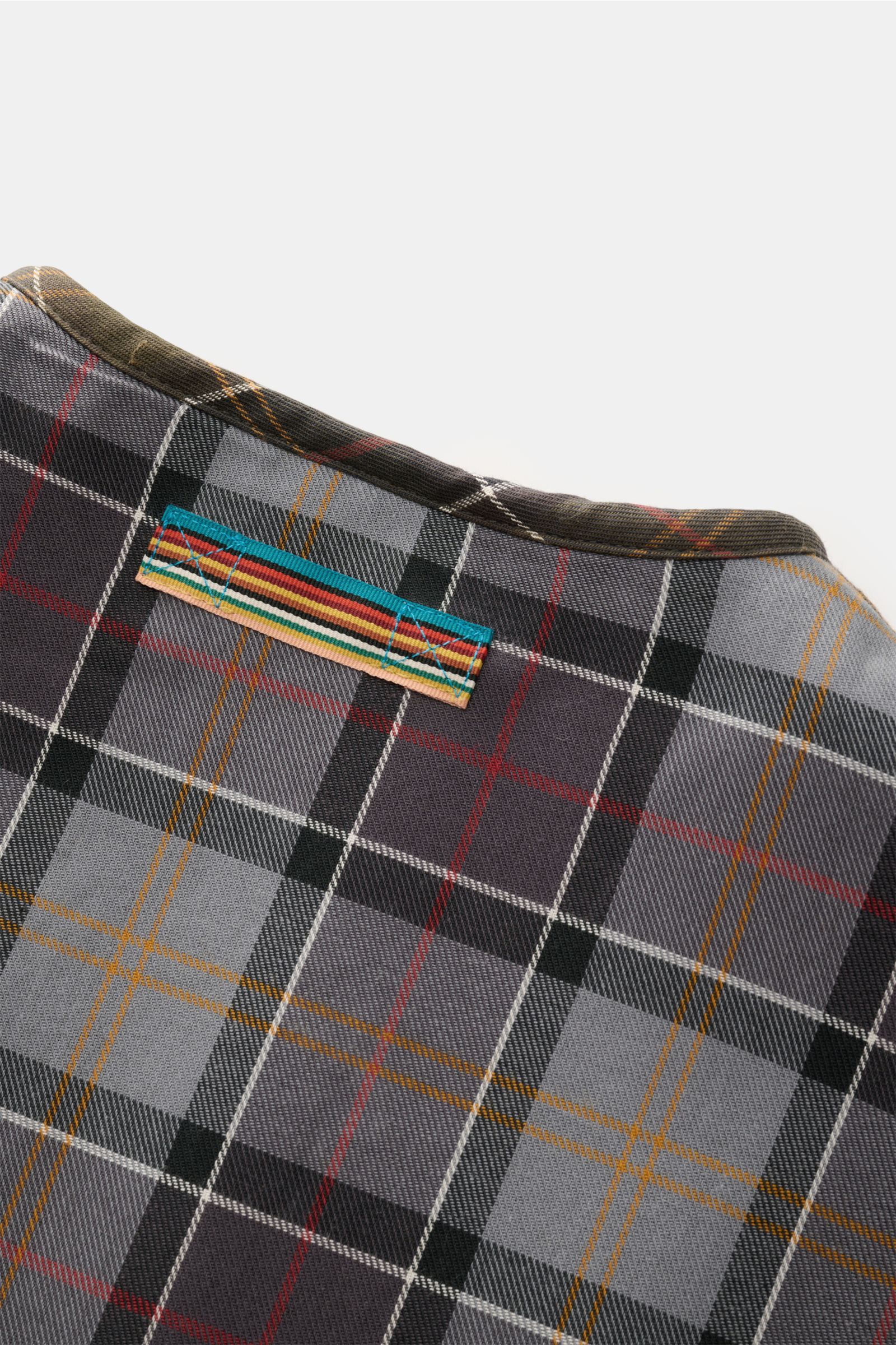 Barbour Weste 'Liner' oliv/braun/rot kariert, Nahaufnahme Innenfutter Webpelz, Twill Baumwolle, Regular Fit, Druckknöpfe, Taschen, Tartan-Muster.