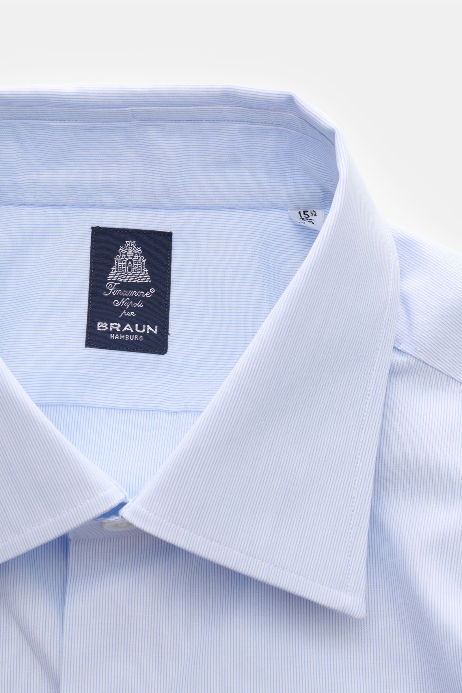 Finamore Business Hemd 'Rodi Napoli' Kent-Kragen hellblau/weiß gestreift, Nahaufnahme von oben, feiner Baumwoll-Gabardine, glatter Griff, Slim Fit, extralange Ärmel, französische Knopfleiste, klassische Sportmanschette, gerundeter Saumverlauf.