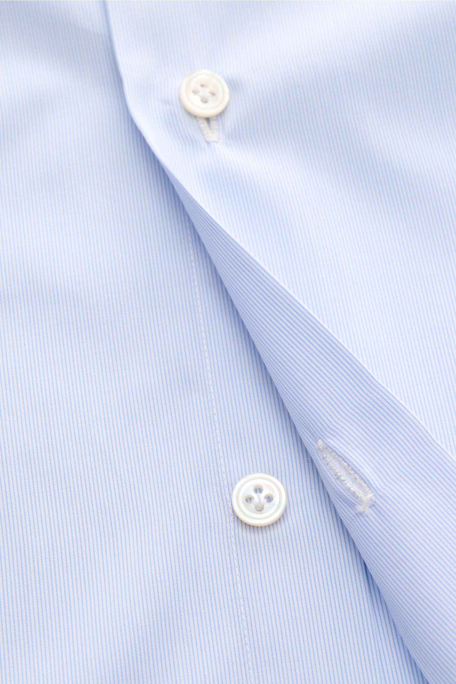 Nahe Aufnahme des Finamore Business Hemd 'Rodi Napoli' Kent-Kragen hellblau/weiß gestreift aus feiner Baumwoll-Gabardine mit glattem Griff, Slim Fit, extralangen Ärmeln, französischer Knopfleiste, klassischer Sportmanschette und gerundetem Saumverlauf.