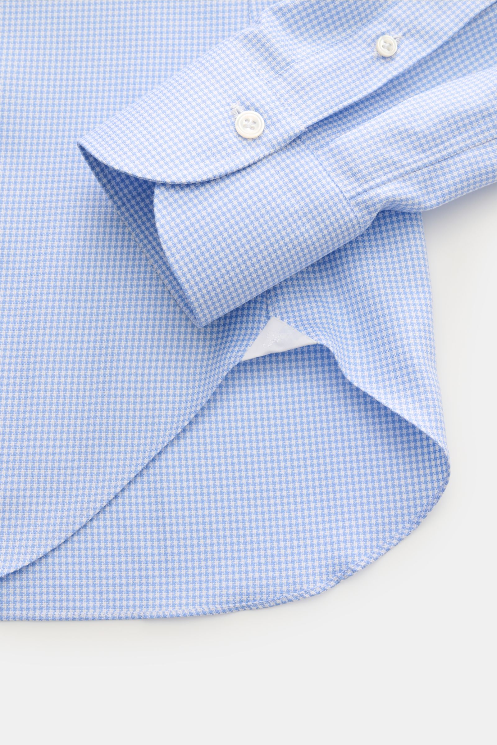 Nahaufnahme von Ärmel und Saum des Finamore Business Hemd 'Sergio Napoli' Haifisch-Kragen blau/weiß kariert, Strukturgewebe reine Baumwolle, Micro-Hahnentritt, leicht griffige Haptik, Regular Fit, extralange Ärmel, französische Knopfleiste, klassische Spo