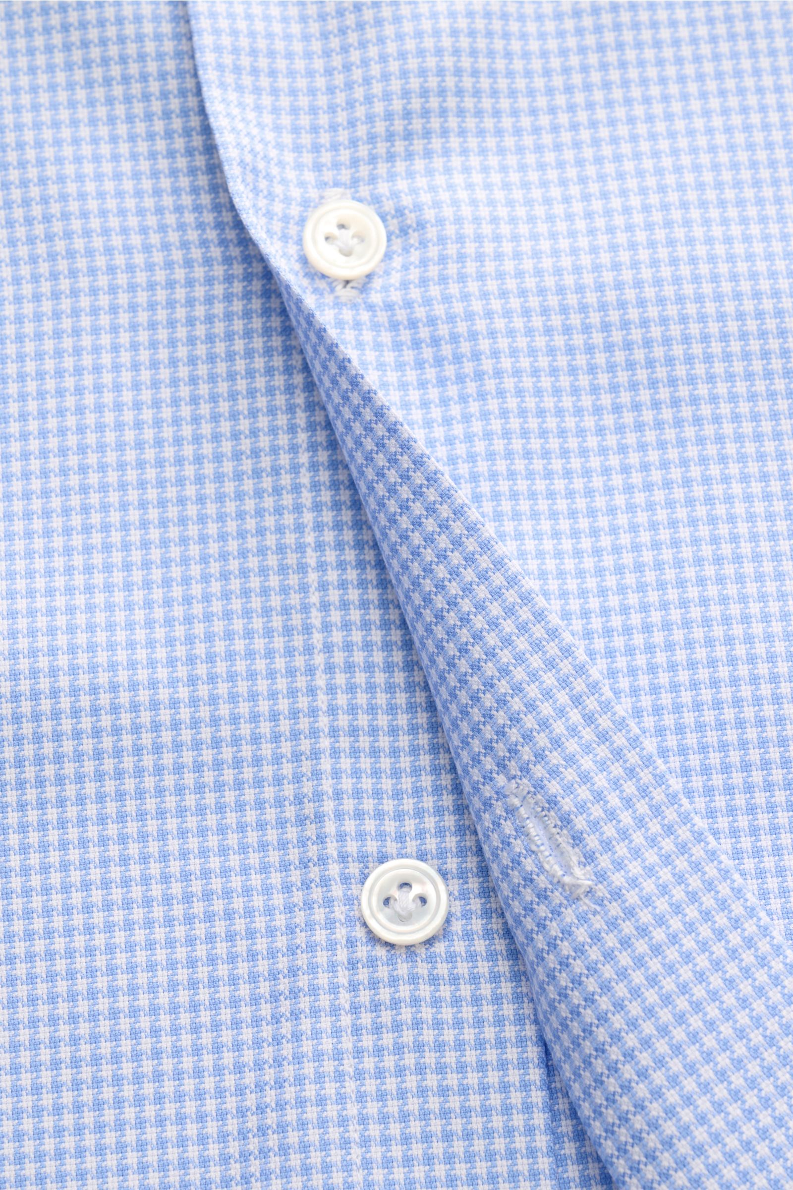 Finamore Business Hemd 'Sergio Napoli' Haifisch-Kragen blau/weiß kariert, Detailaufnahme von vorne, Strukturgewebe aus reiner Baumwolle, Micro-Hahnentritt, leicht griffige Haptik, Regular Fit, extralange Ärmel, französische Knopfleiste, klassische Sportma