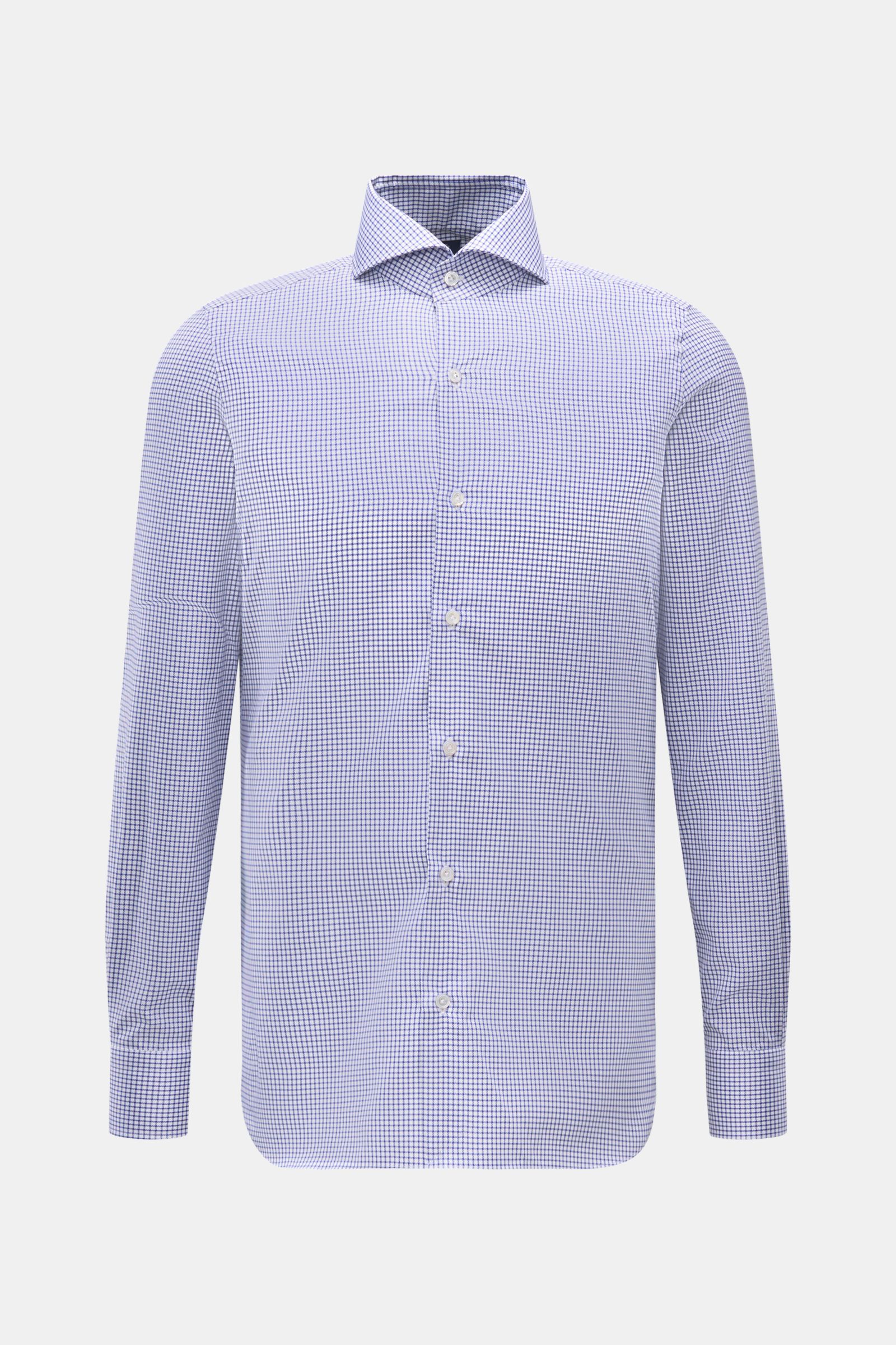 Frontale Nahaufnahme des Finamore Business Hemd 'Sergio Napoli' Haifisch-Kragen dunkelblau/weiß kariert mit Strukturgewebe aus reiner Baumwolle, leicht griffiger Haptik, Regular Fit, extralangen Ärmeln, französischer Knopfleiste, klassischer Sportmanschet