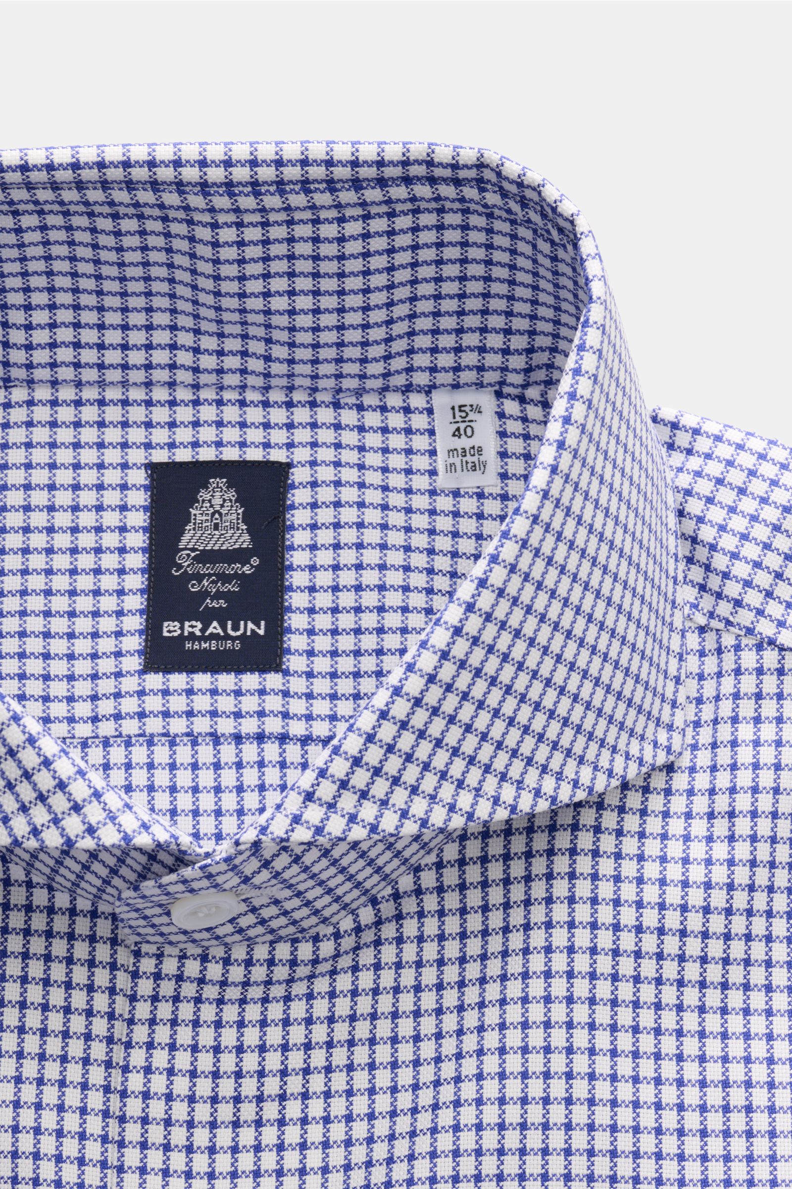 Finamore Business Hemd 'Sergio Napoli' Haifisch-Kragen dunkelblau/weiß kariert, Strukturgewebe, Regular Fit, extralange Ärmel, französische Knopfleiste, Sportmanschette, gerundeter Saum, Nahaufnahme von oben.