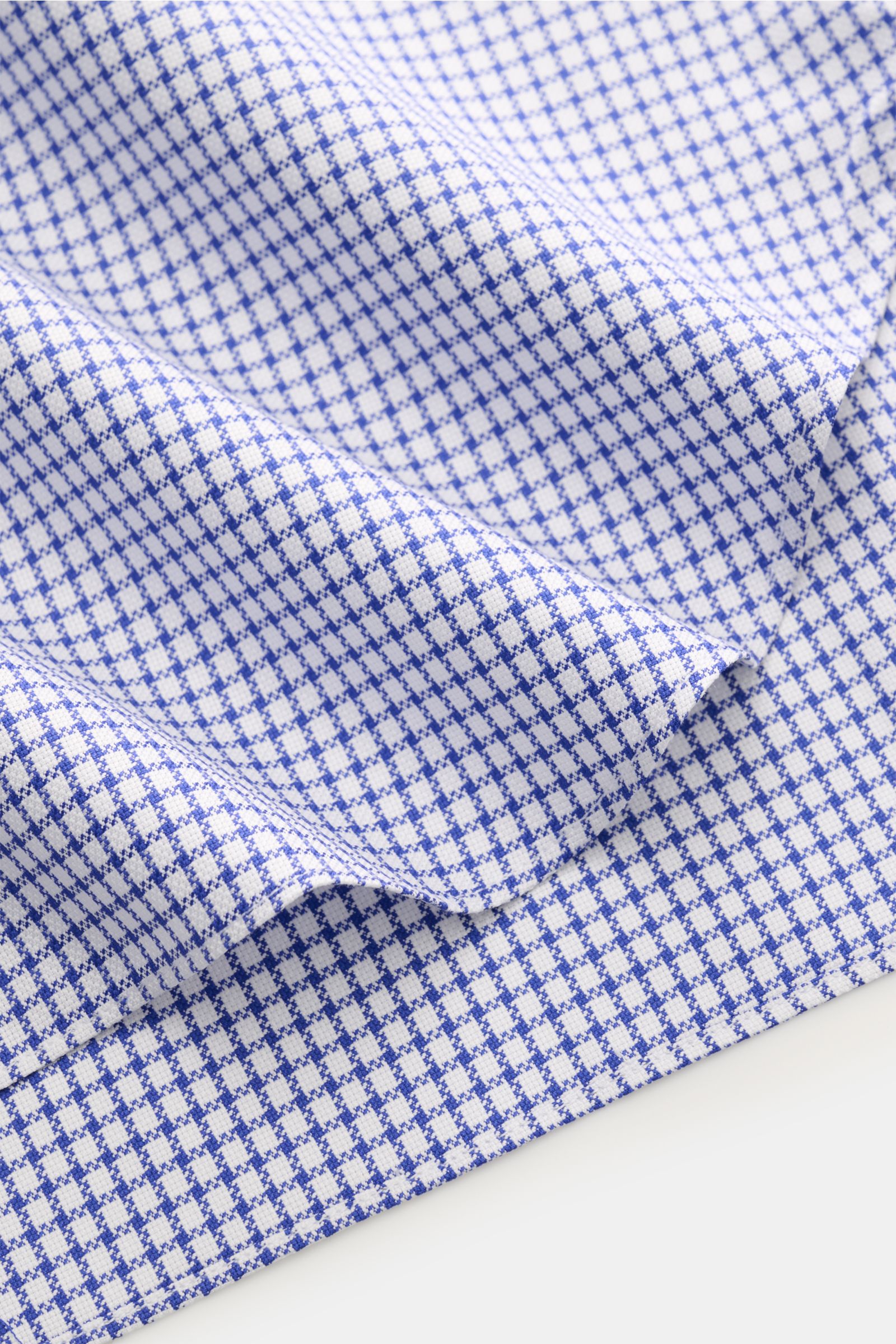 Finamore Business Hemd 'Sergio Napoli' Haifisch-Kragen dunkelblau/weiß kariert, Detailaufnahme Stoffstruktur, Strukturgewebe aus reiner Baumwolle, leicht griffig, Regular Fit, extralange Ärmel, französische Knopfleiste, klassische Sportmanschette, gerunde