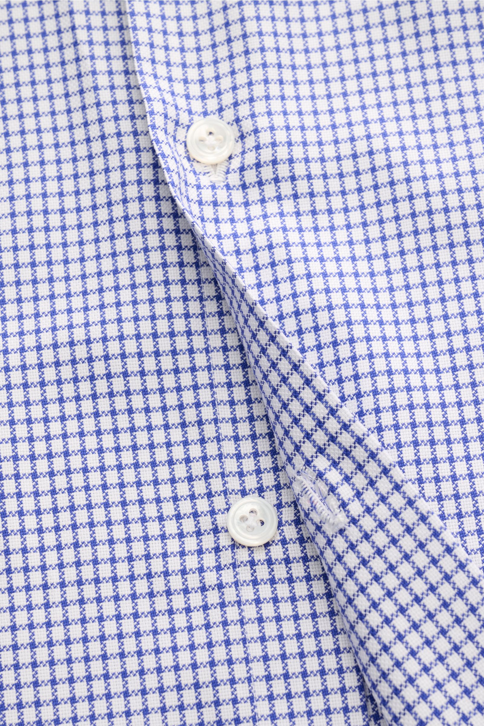 Nahaufnahme des Finamore Business Hemd 'Sergio Napoli' Haifisch-Kragen dunkelblau/weiß kariert, von oben fotografiert, Strukturgewebe aus reiner Baumwolle, leicht griffige Haptik, Regular Fit, extralange Ärmel, Haifisch-Kragen, französische Knopfleiste, k