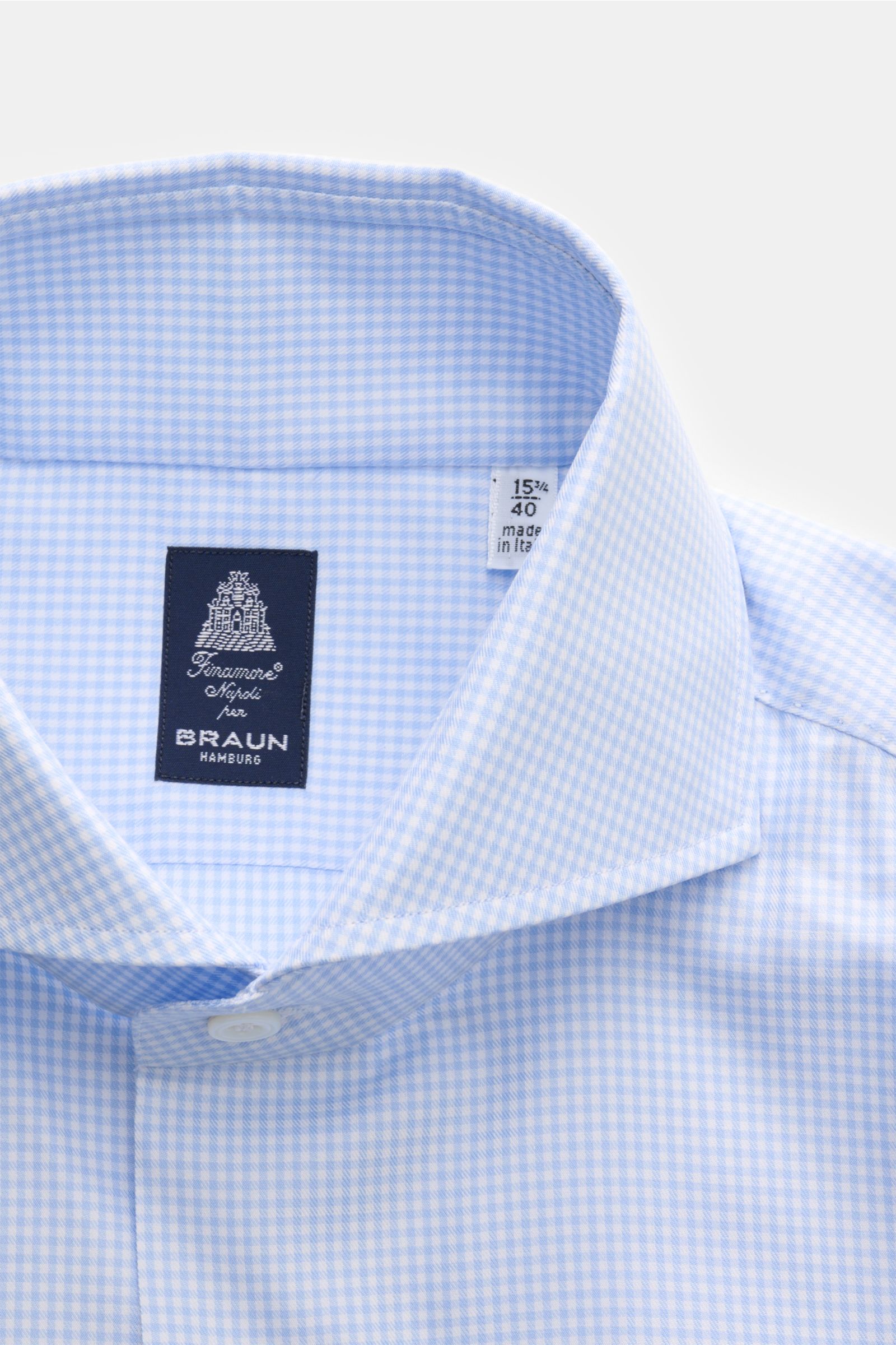Finamore Business Hemd 'Sergio Napoli' Haifisch-Kragen hellblau/weiß kariert, Detailaufnahme von vorne, Gabardine aus Baumwolle, glatter Griff, Regular Fit, extralange Ärmel, französische Knopfleiste, klassische Sportmanschette, gerundeter Saumverlauf.