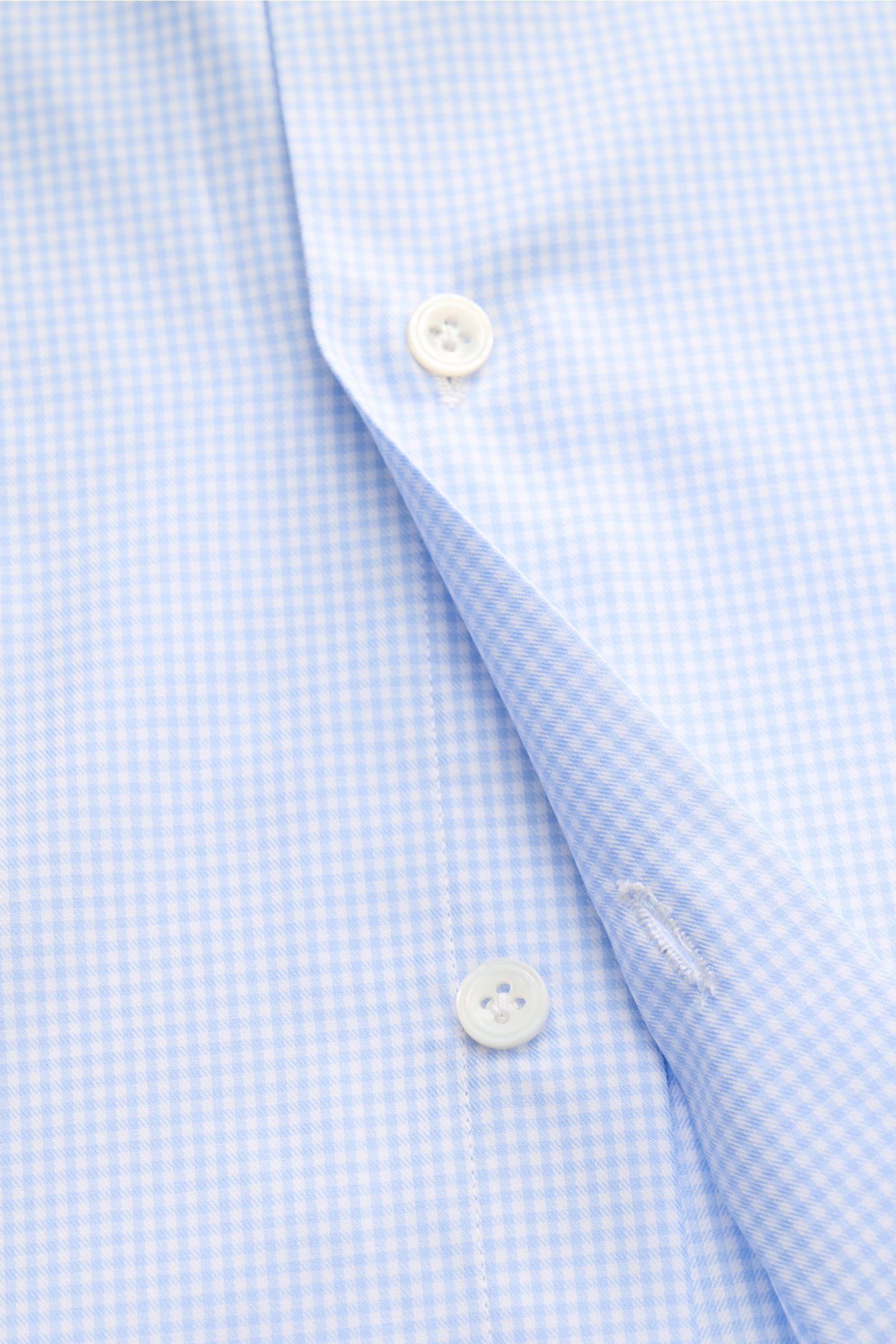 Finamore Business Hemd 'Sergio Napoli' Haifisch-Kragen hellblau/weiß kariert, Detailansicht vorn, Gabardine aus reiner Baumwolle, glatter Griff, Regular Fit, extralange Ärmel, französische Knopfleiste, klassische Sportmanschette, gerundeter Saumverlauf.