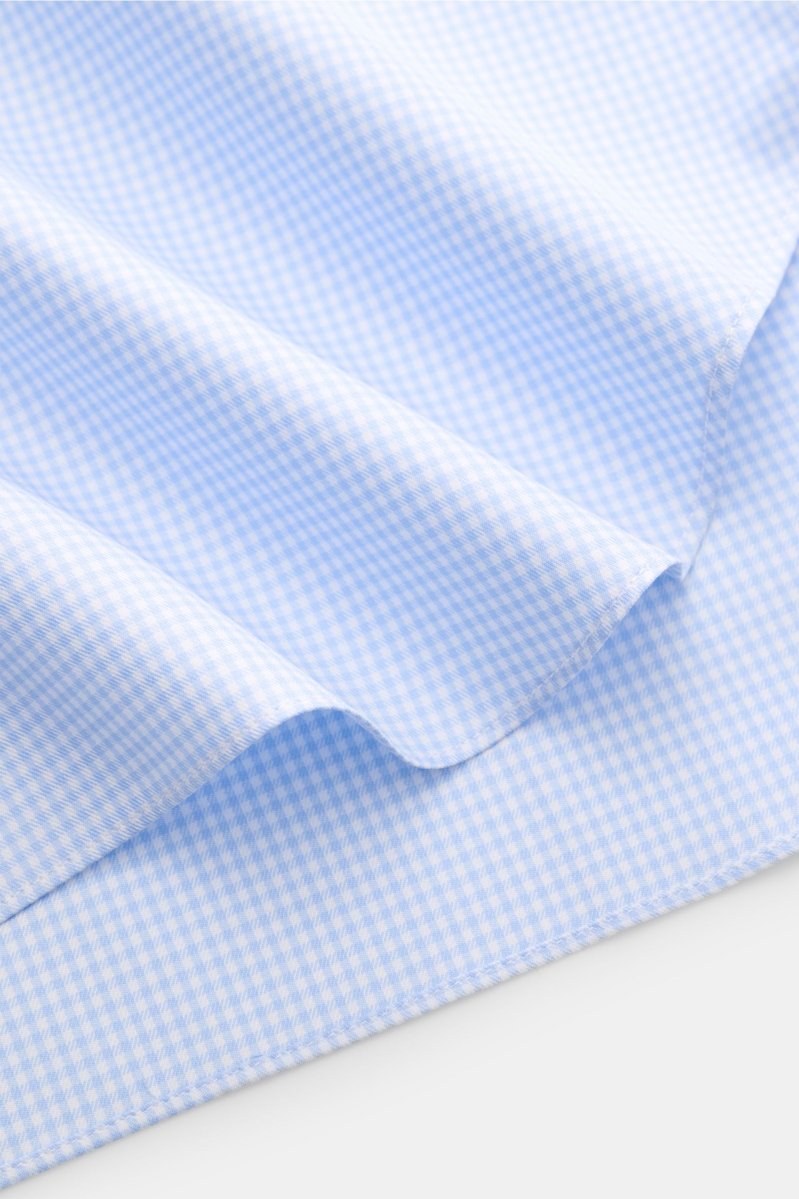 Finamore Business Hemd 'Sergio Napoli' Haifisch-Kragen hellblau/weiß kariert, Detailaufnahme des gerundeten Saums, Gabardine aus Baumwolle, Regular Fit, glatter Griff, extralange Ärmel, französische Knopfleiste, klassische Sportmanschette.