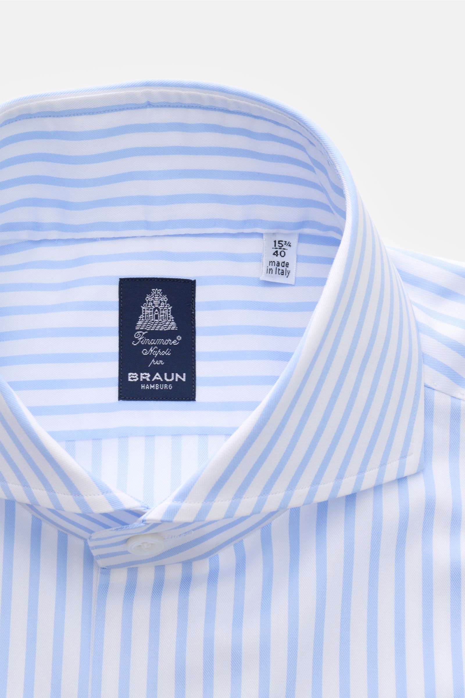 Nahaufnahme des Finamore Business Hemd 'Sergio Napoli' Haifisch-Kragen hellblau/weiß gestreift, Twill aus reiner Baumwolle, glatter Griff, Regular Fit, extralange Ärmel, französische Knopfleiste, klassische Sportmanschette, gerundeter Saumverlauf, fotogra