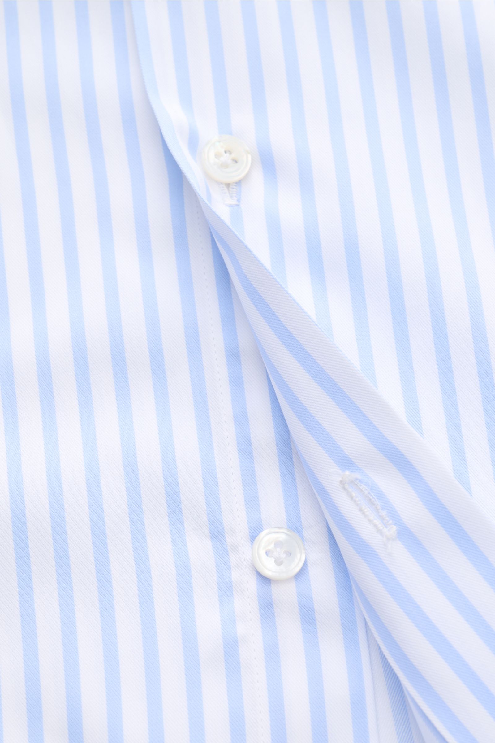 Finamore Business Hemd 'Sergio Napoli' Haifisch-Kragen hellblau/weiß gestreift, Twill Baumwolle, Regular Fit, glatter Griff, extralange Ärmel, französische Knopfleiste, klassische Sportmanschette, gerundeter Saum, Detailaufnahme der Knopfleiste und Streif