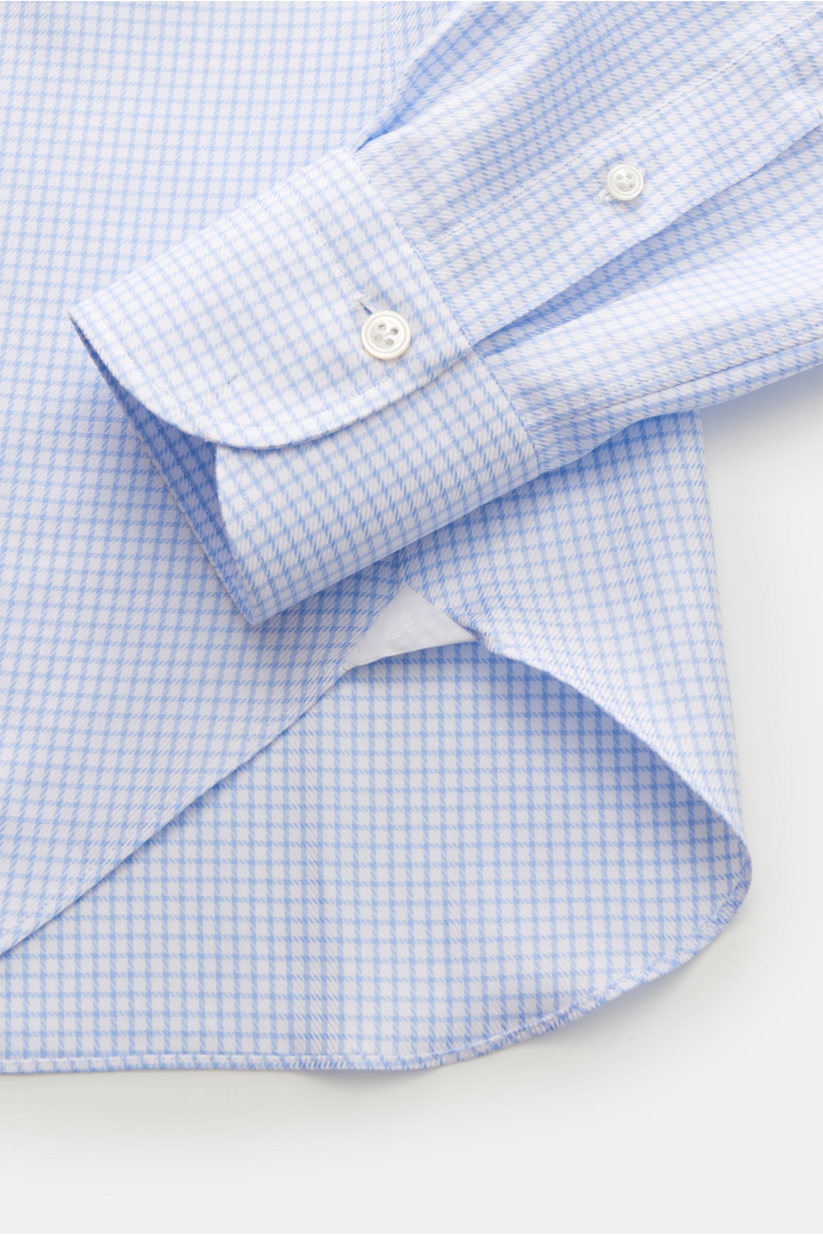 Finamore Business Hemd 'Sergio Napoli' Haifisch-Kragen hellblau/weiß kariert shown from a close-up angle, featuring reine Baumwolle, weicher glatter Griff, Gitterkaro, Slim Fit, extralange Ärmel, Haifisch-Kragen, französische Knopfleiste, klassische Sport
