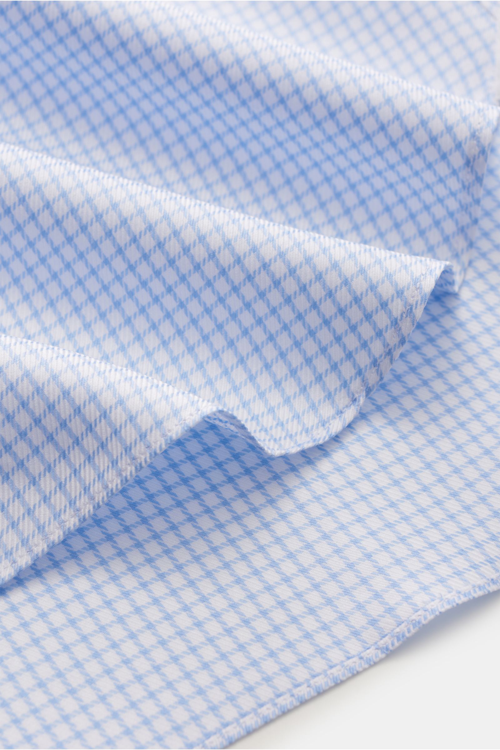 Close-up front view of fabric detail of Finamore Business Hemd 'Sergio Napoli' Haifisch-Kragen hellblau/weiß kariert showing reine Baumwolle, weicher glatter Griff, Gitterkaro, Slim Fit, extralange Ärmel, Haifisch-Kragen, französische Knopfleiste, klassis