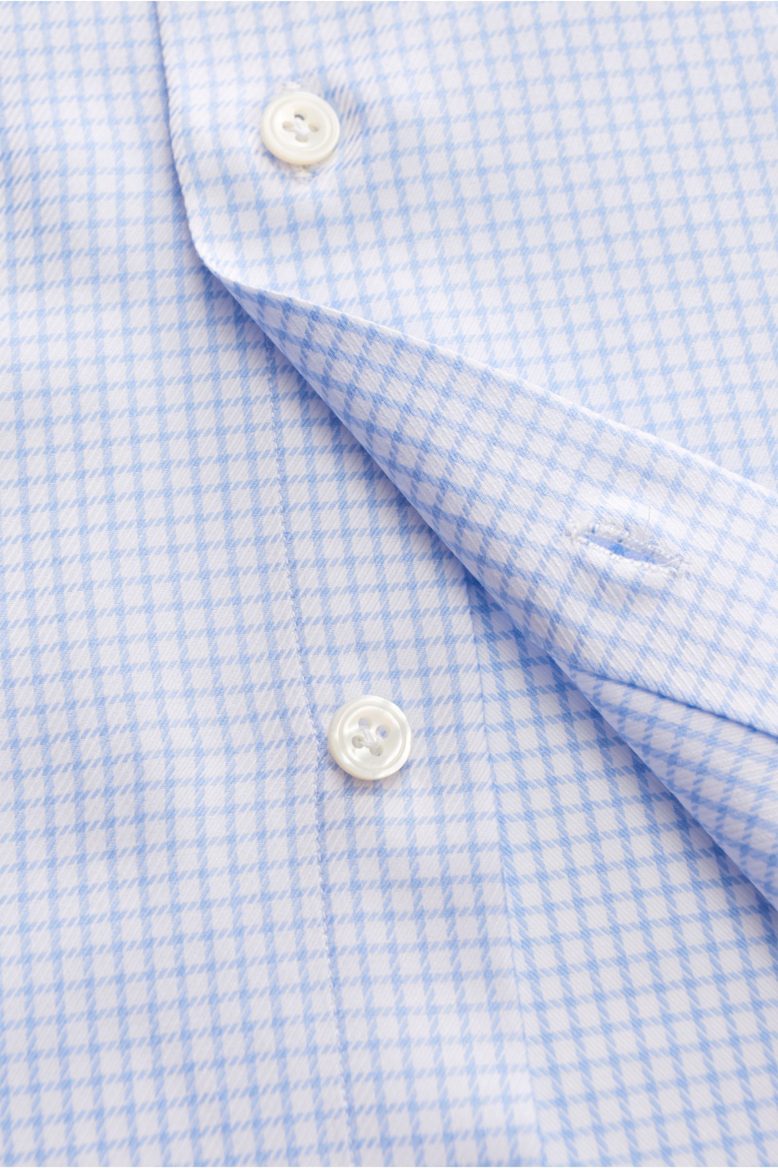Close-up front view of Finamore Business Hemd 'Sergio Napoli' Haifisch-Kragen hellblau/weiß kariert, showing soft, smooth pure cotton fabric with a slim fit, grid check pattern, extra-long sleeves, shark collar, French placket, classic sport cuff, and rou